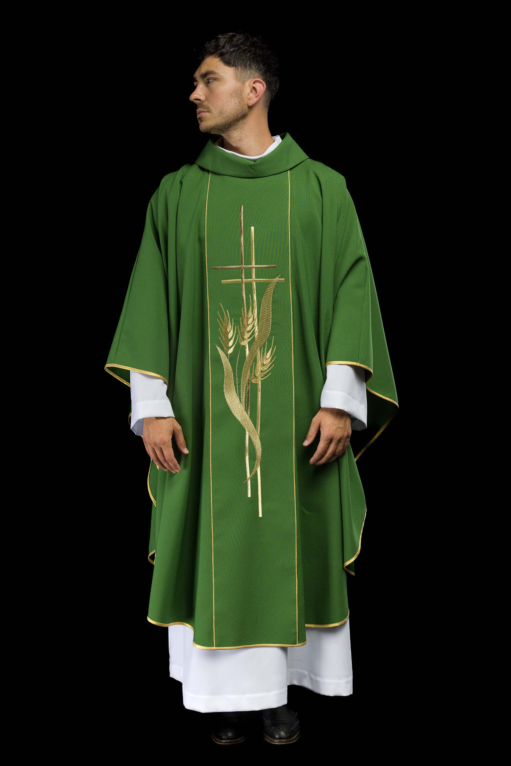 Chasuble verte brodée de motifs de croix et d'oreilles