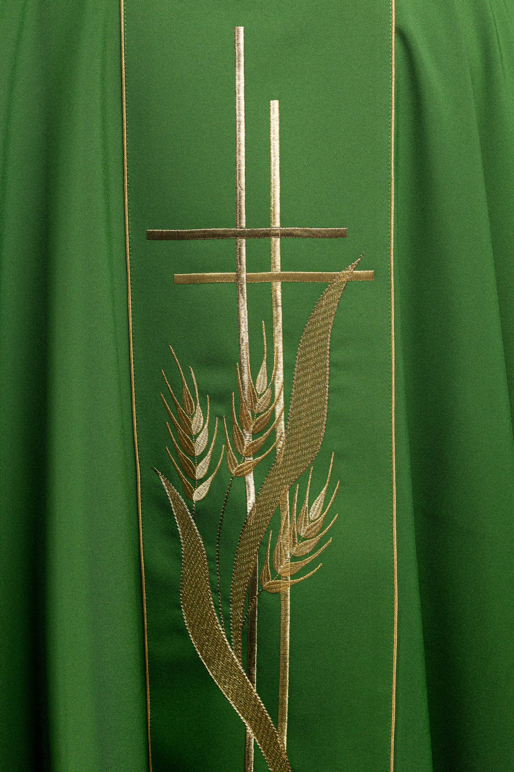 Chasuble verte brodée de motifs de croix et d'oreilles