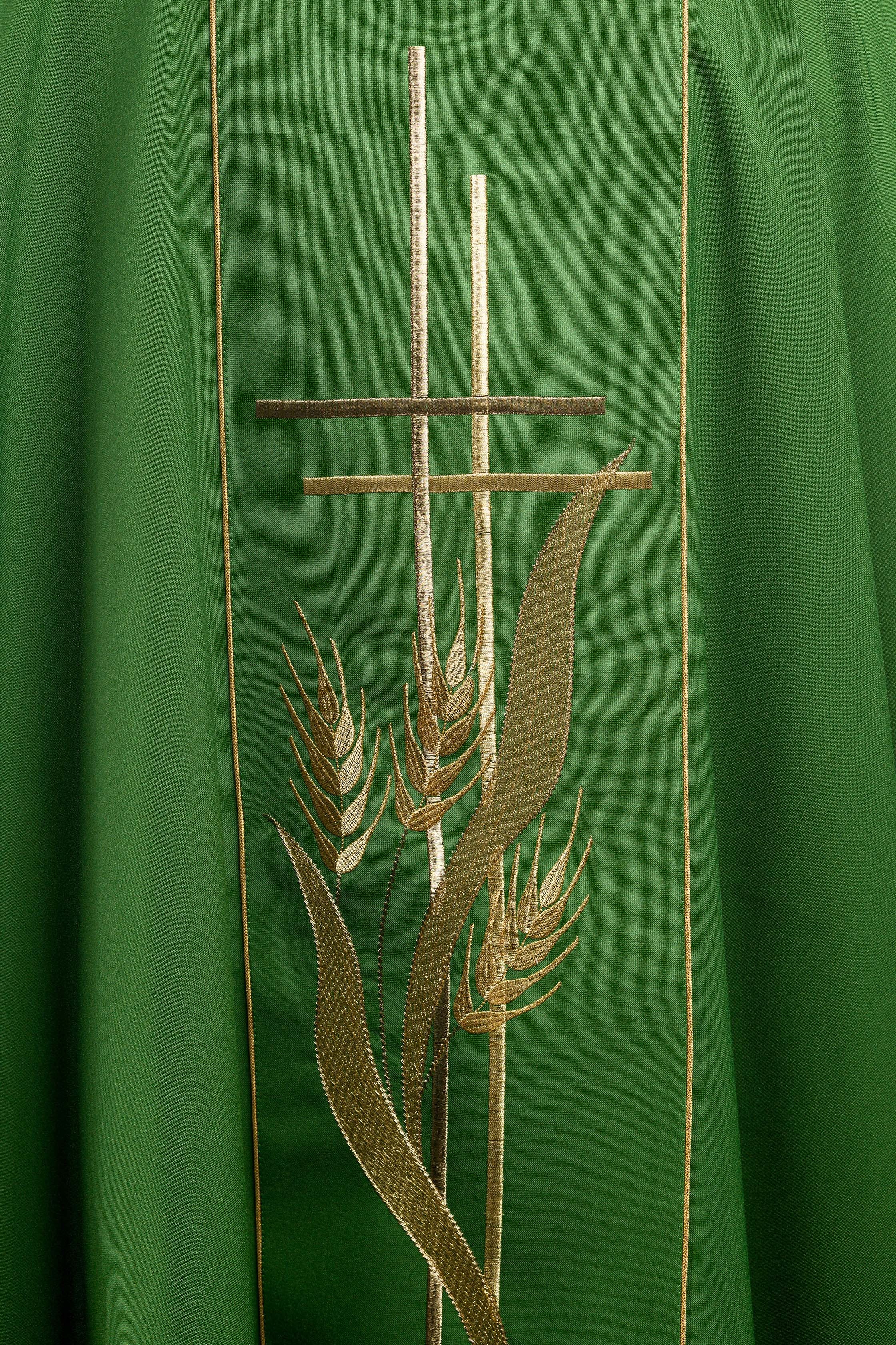 Chasuble verte brodée de motifs de croix et d'oreilles