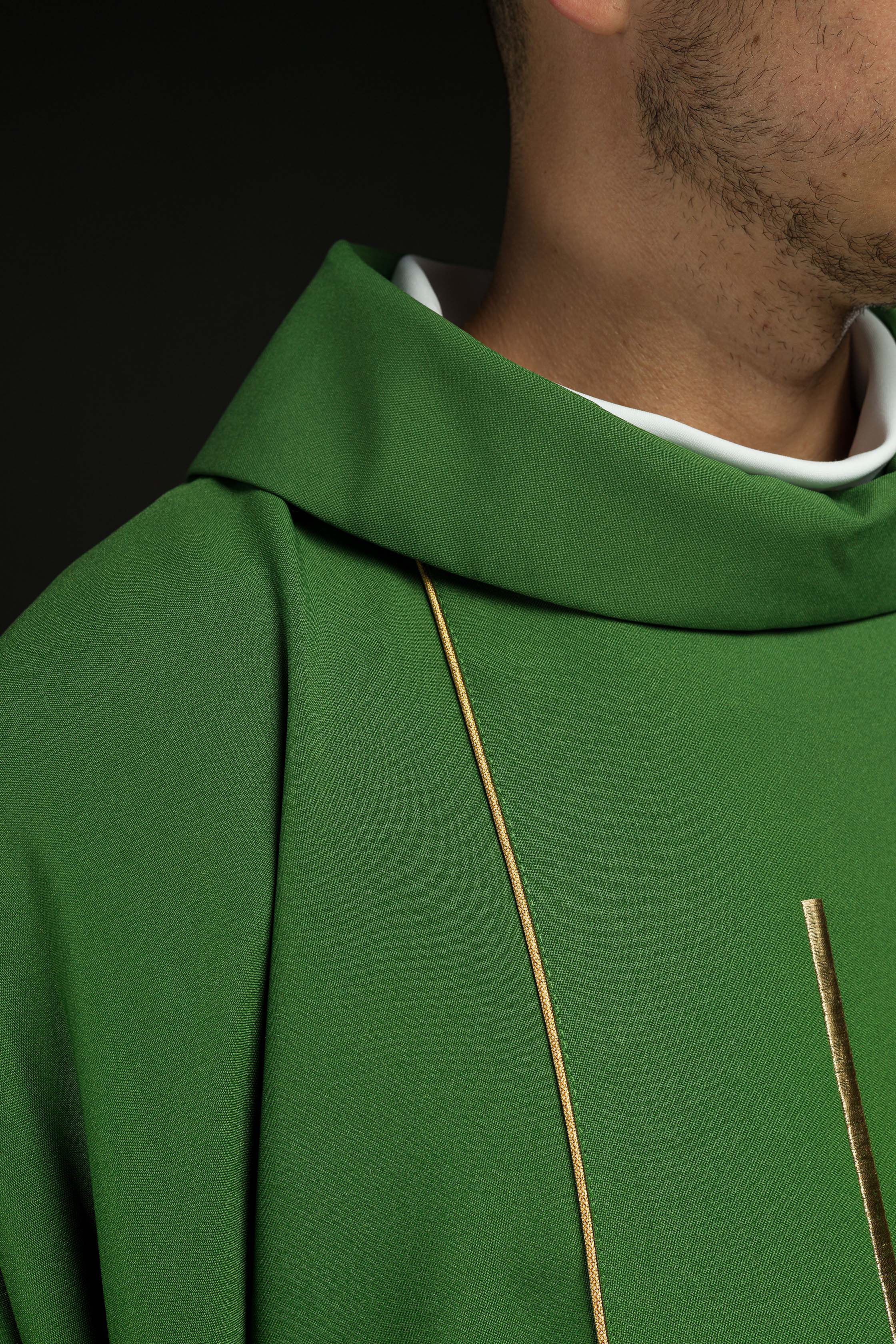 Chasuble verte brodée de motifs de croix et d'oreilles