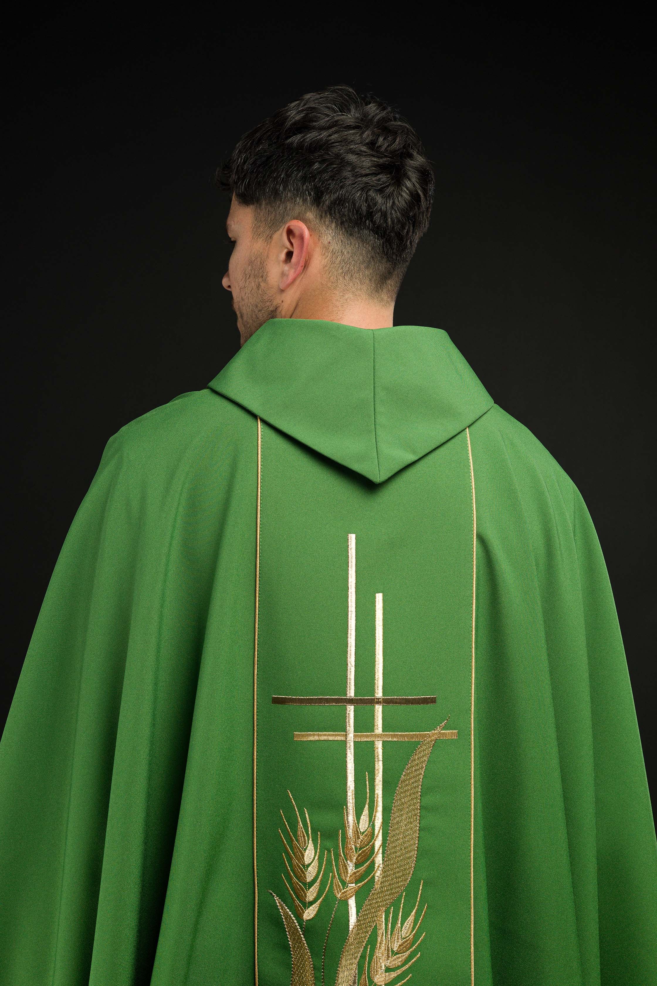 Chasuble verte brodée de motifs de croix et d'oreilles