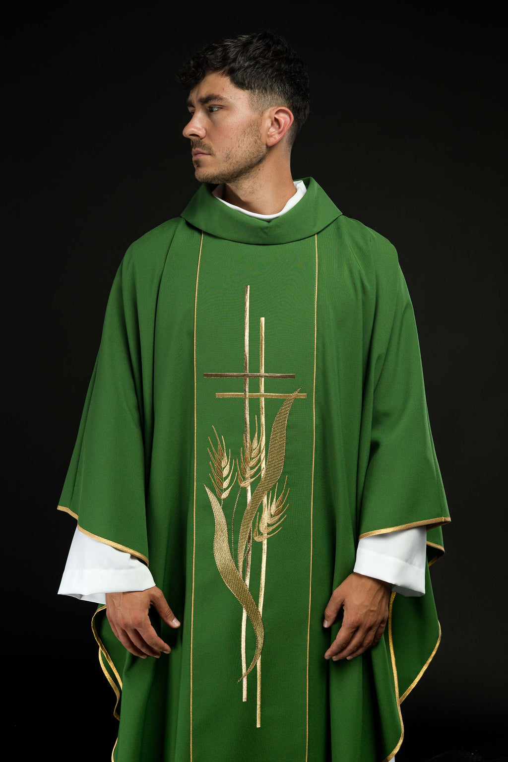 Chasuble verte brodée de motifs de croix et d'oreilles