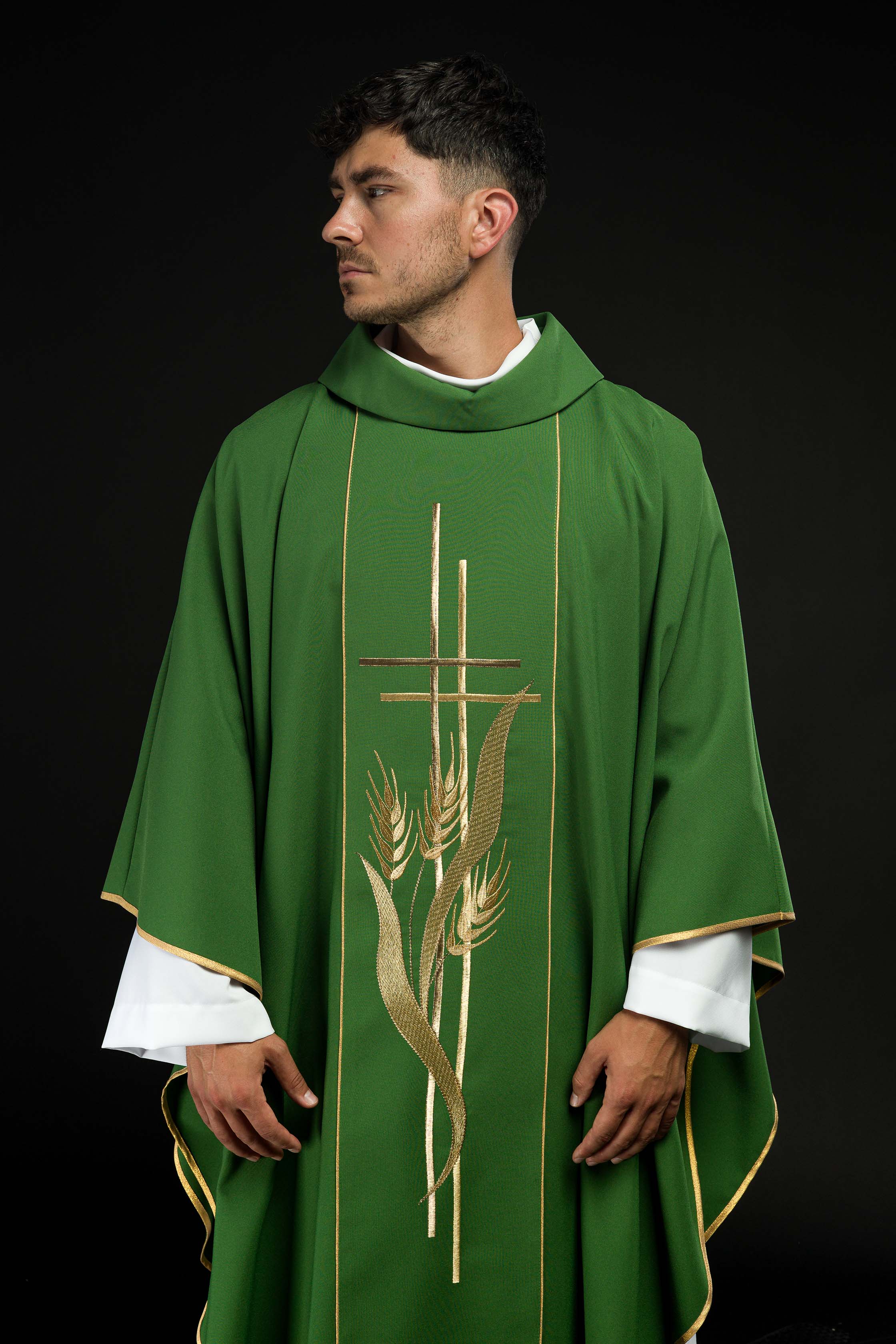 Chasuble verte brodée de motifs de croix et d'oreilles