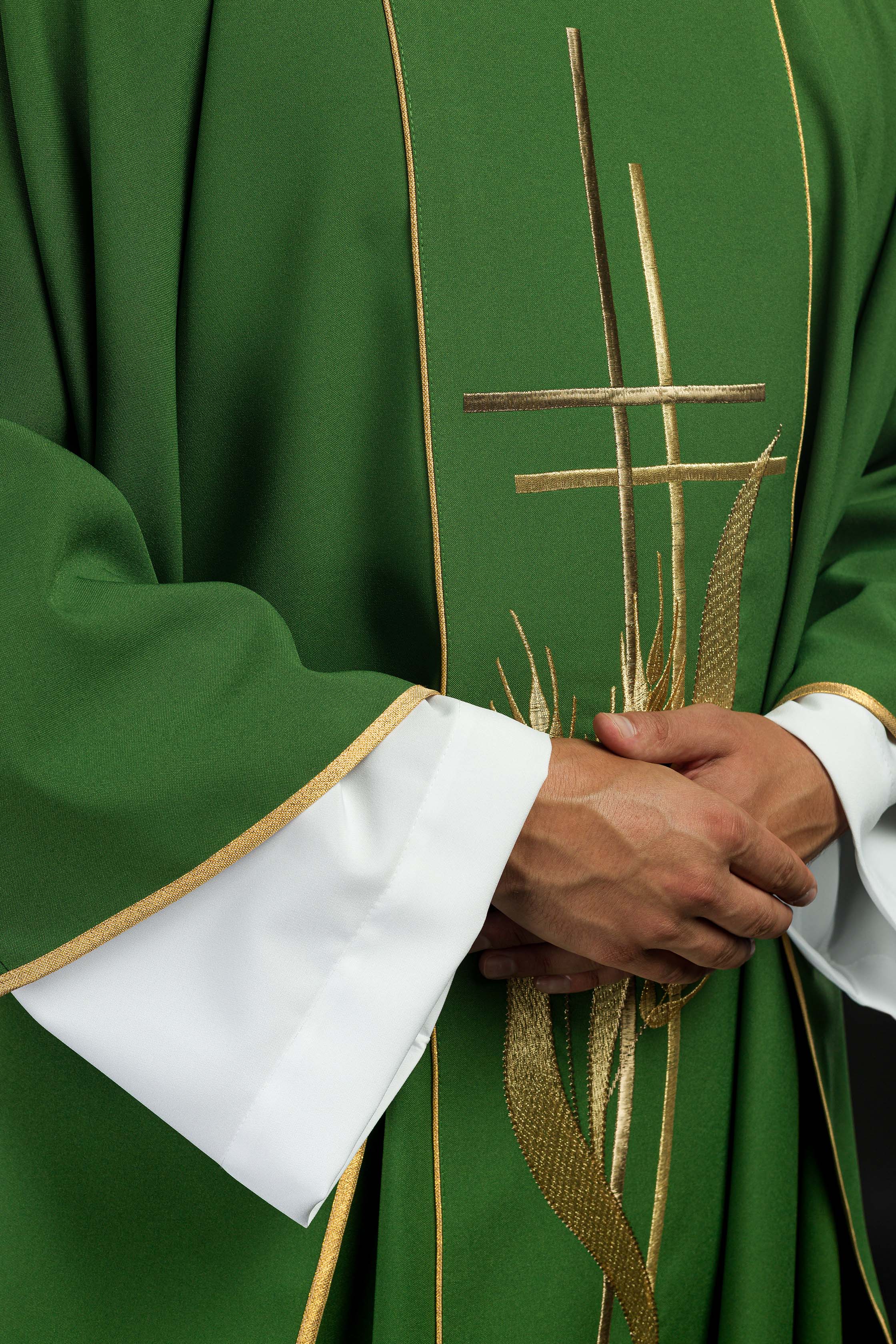 Chasuble verte brodée de motifs de croix et d'oreilles