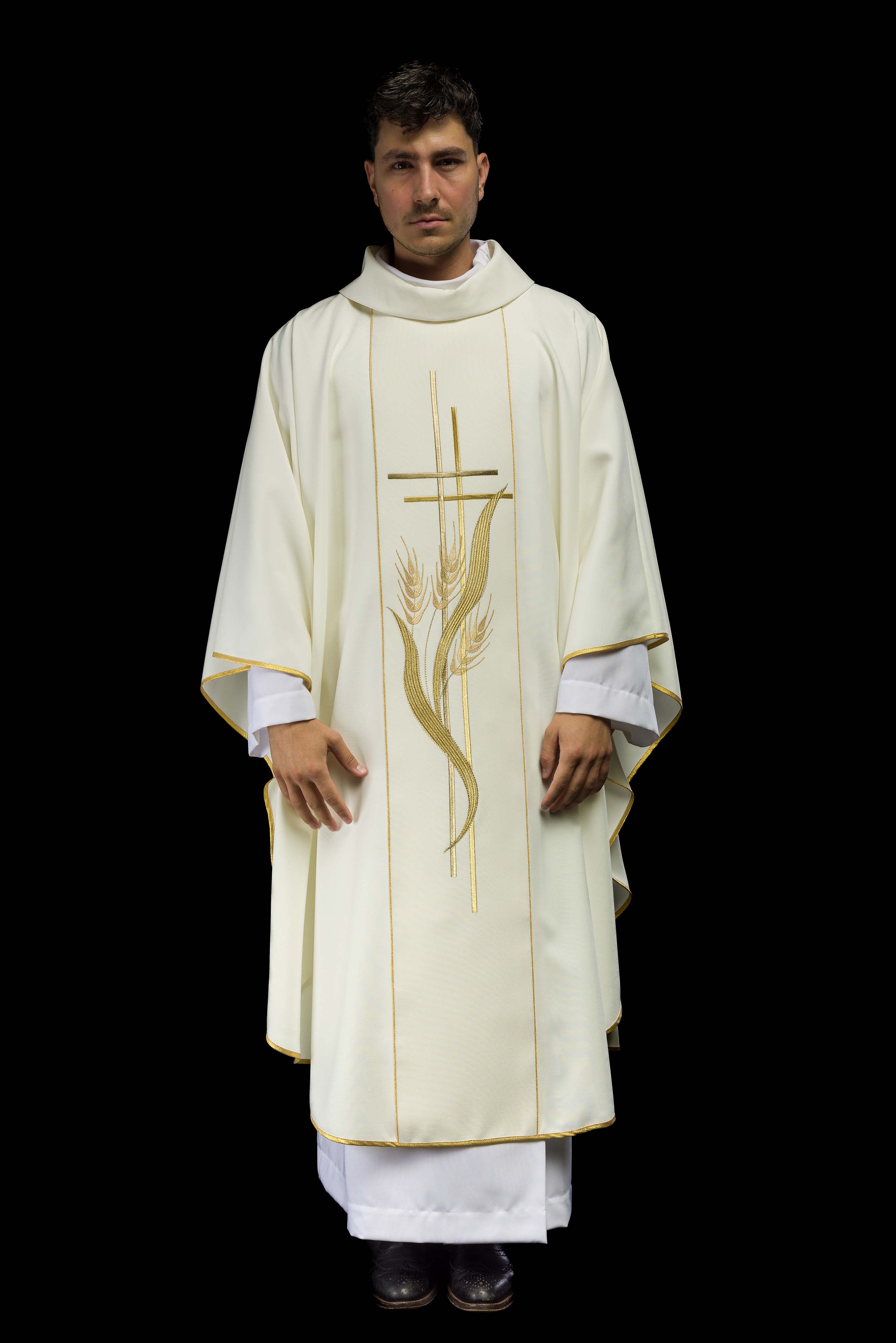 Chasuble brodée de motifs de croix et d'oreilles écru