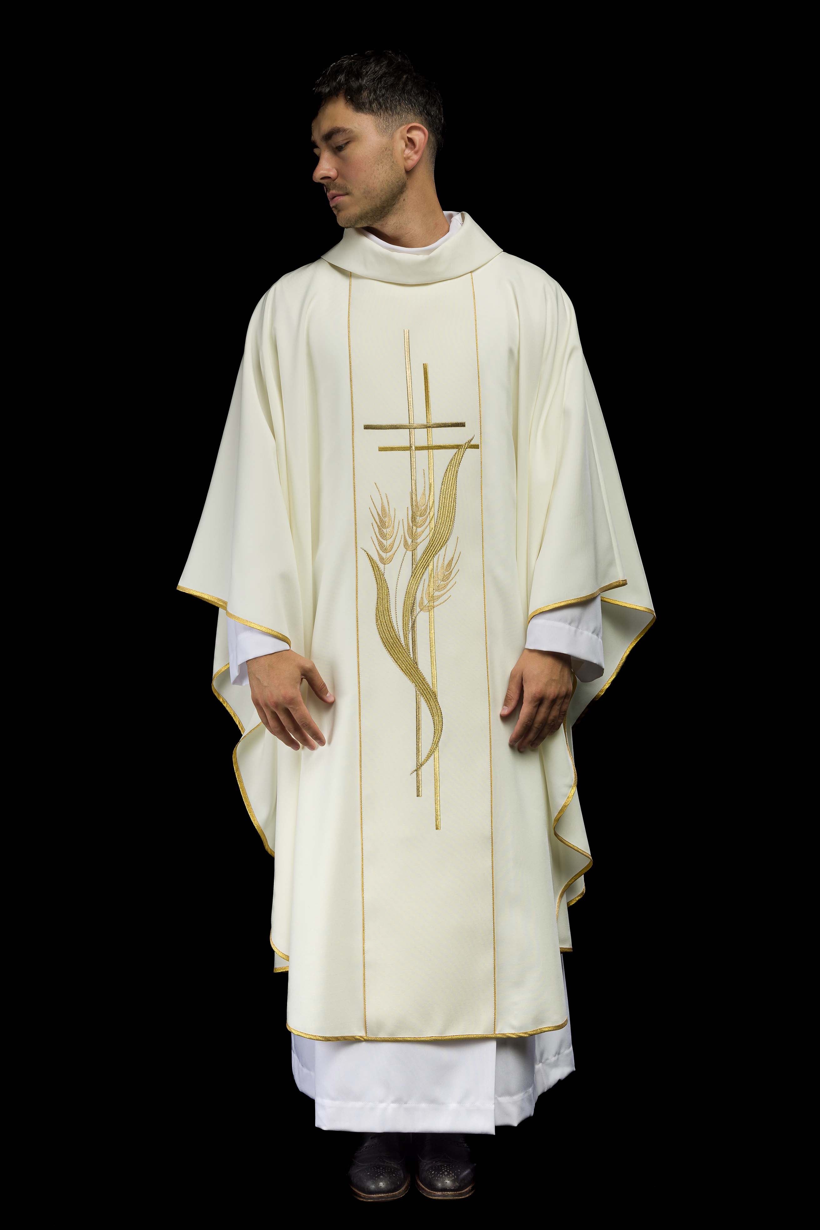 Chasuble brodée de motifs de croix et d'oreilles écru