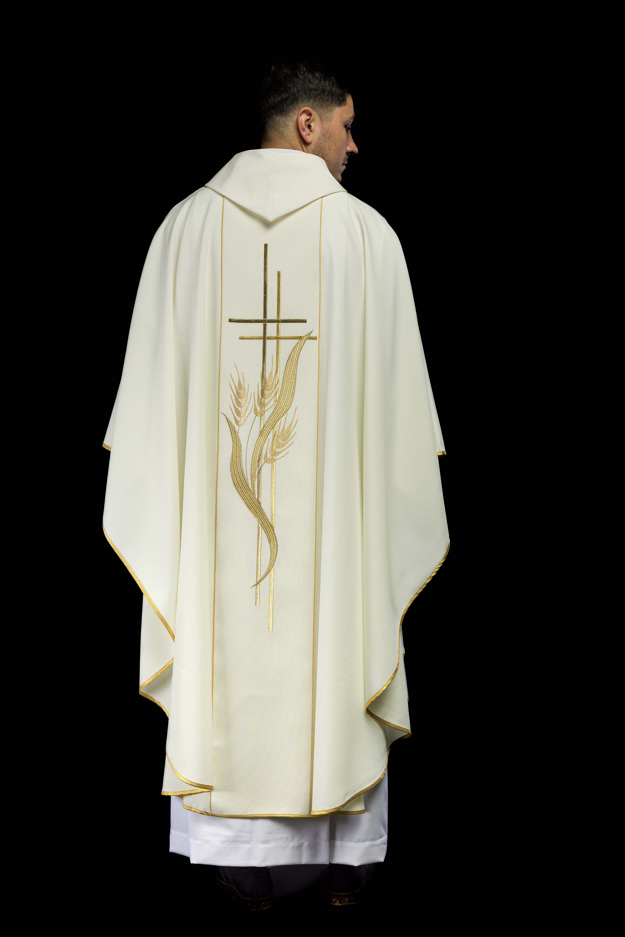 Chasuble brodée de motifs de croix et d'oreilles écru