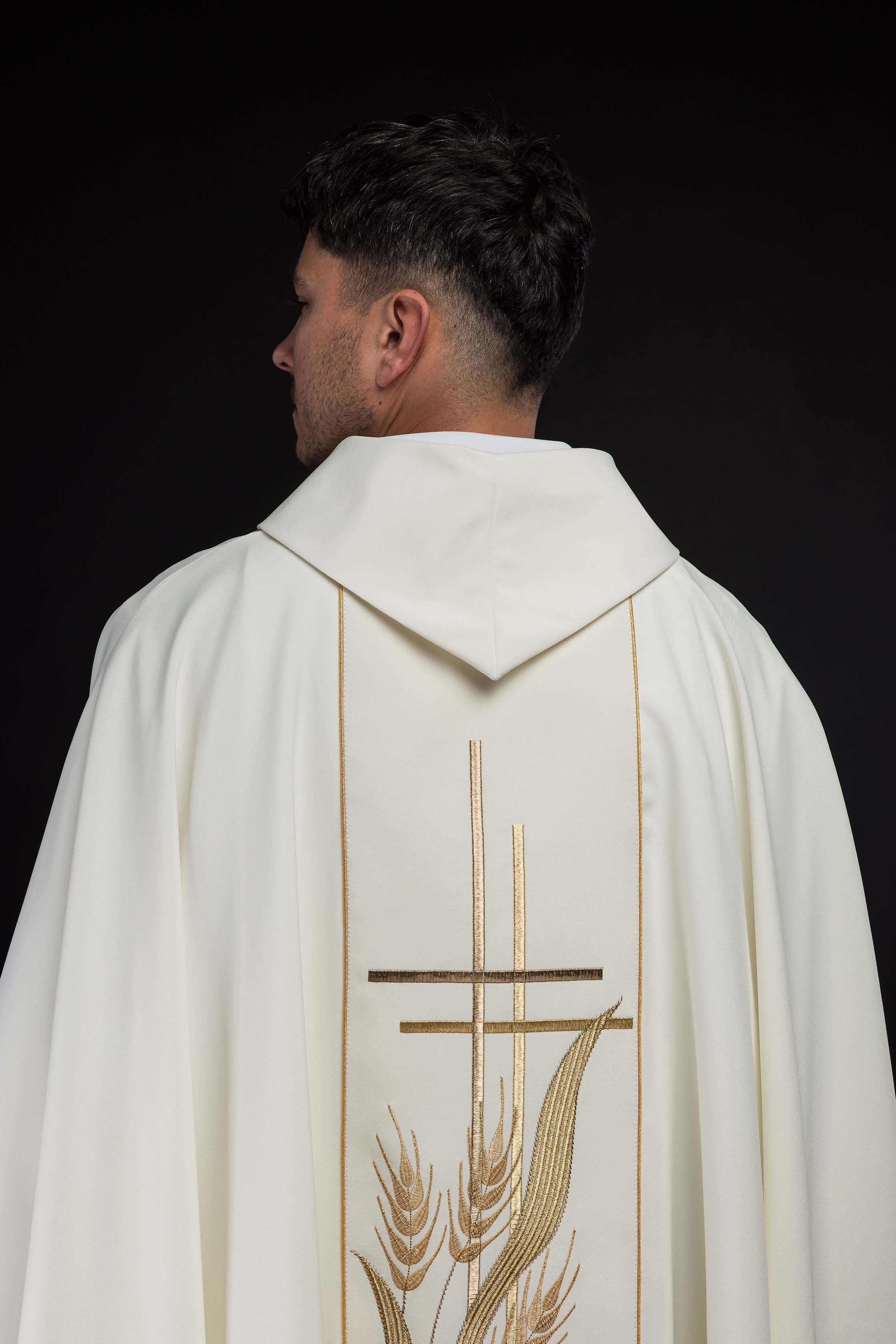 Chasuble brodée de motifs de croix et d'oreilles écru