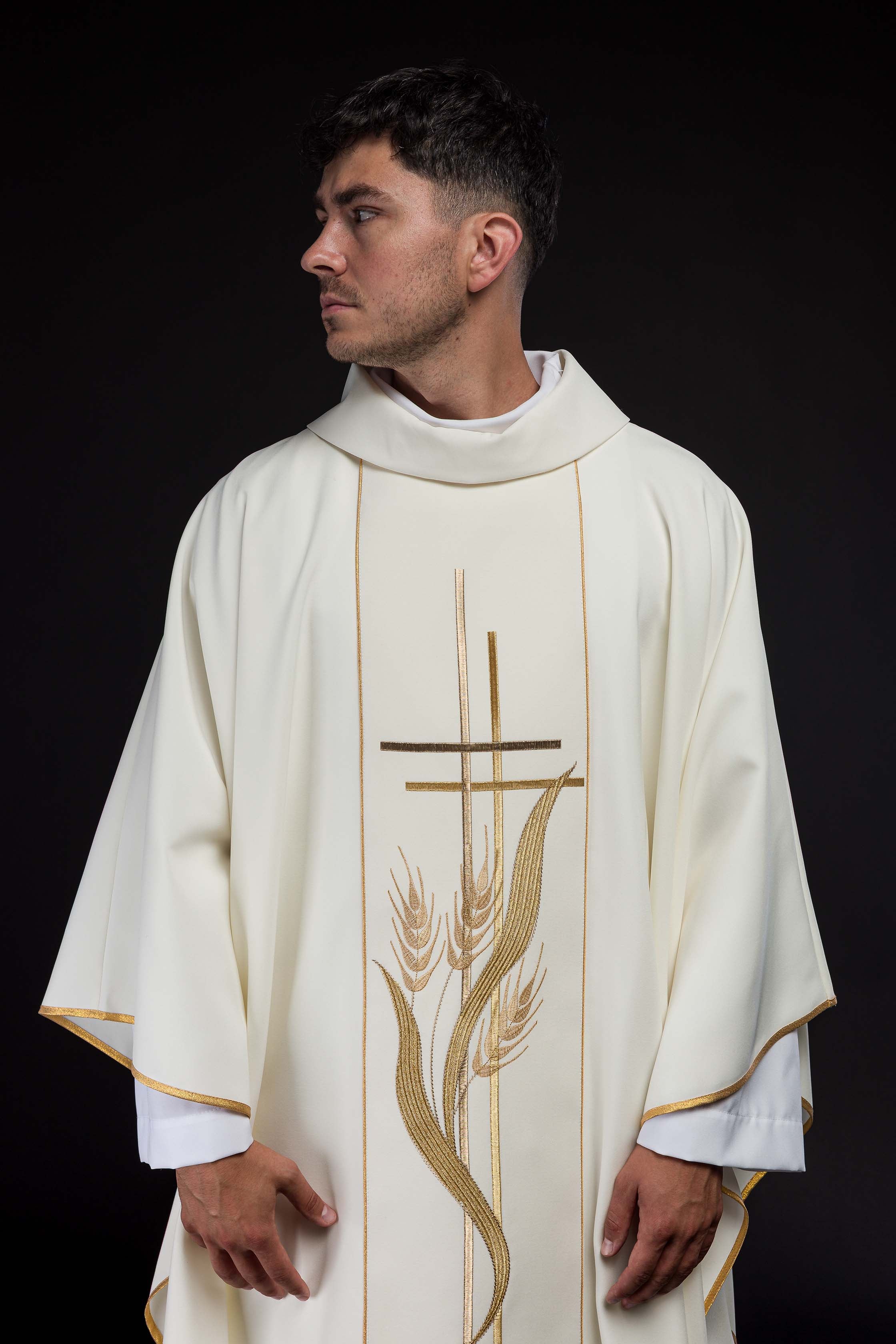 Chasuble brodée de motifs de croix et d'oreilles écru