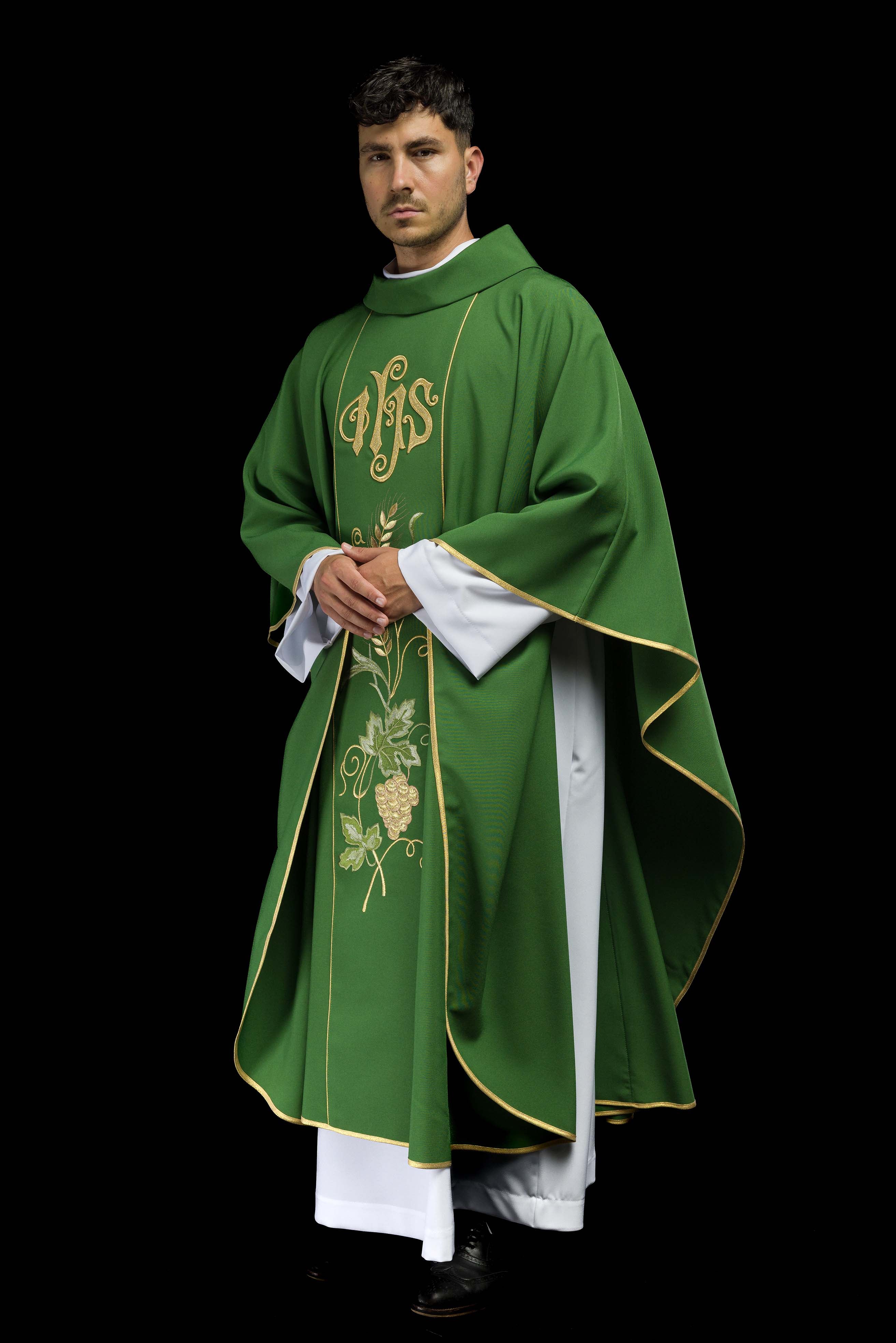 Chasuble verte sur ceinture avec broderie IHS, oreilles et raisins