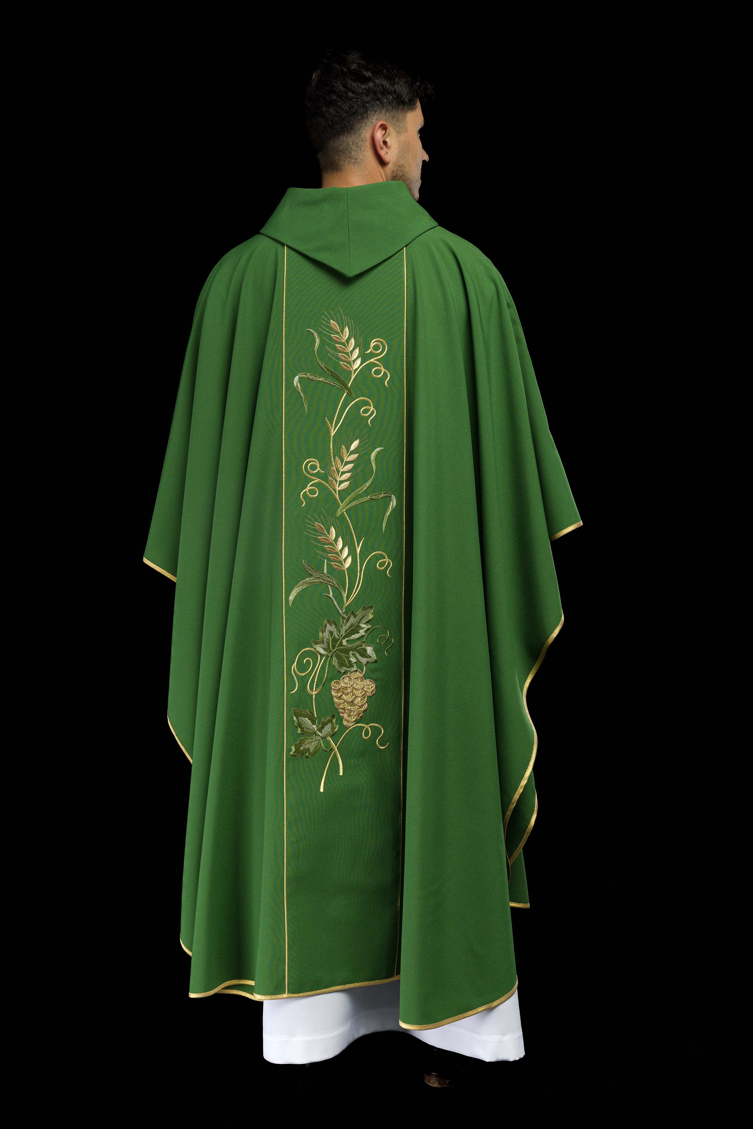 Chasuble verte sur ceinture avec broderie IHS, oreilles et raisins