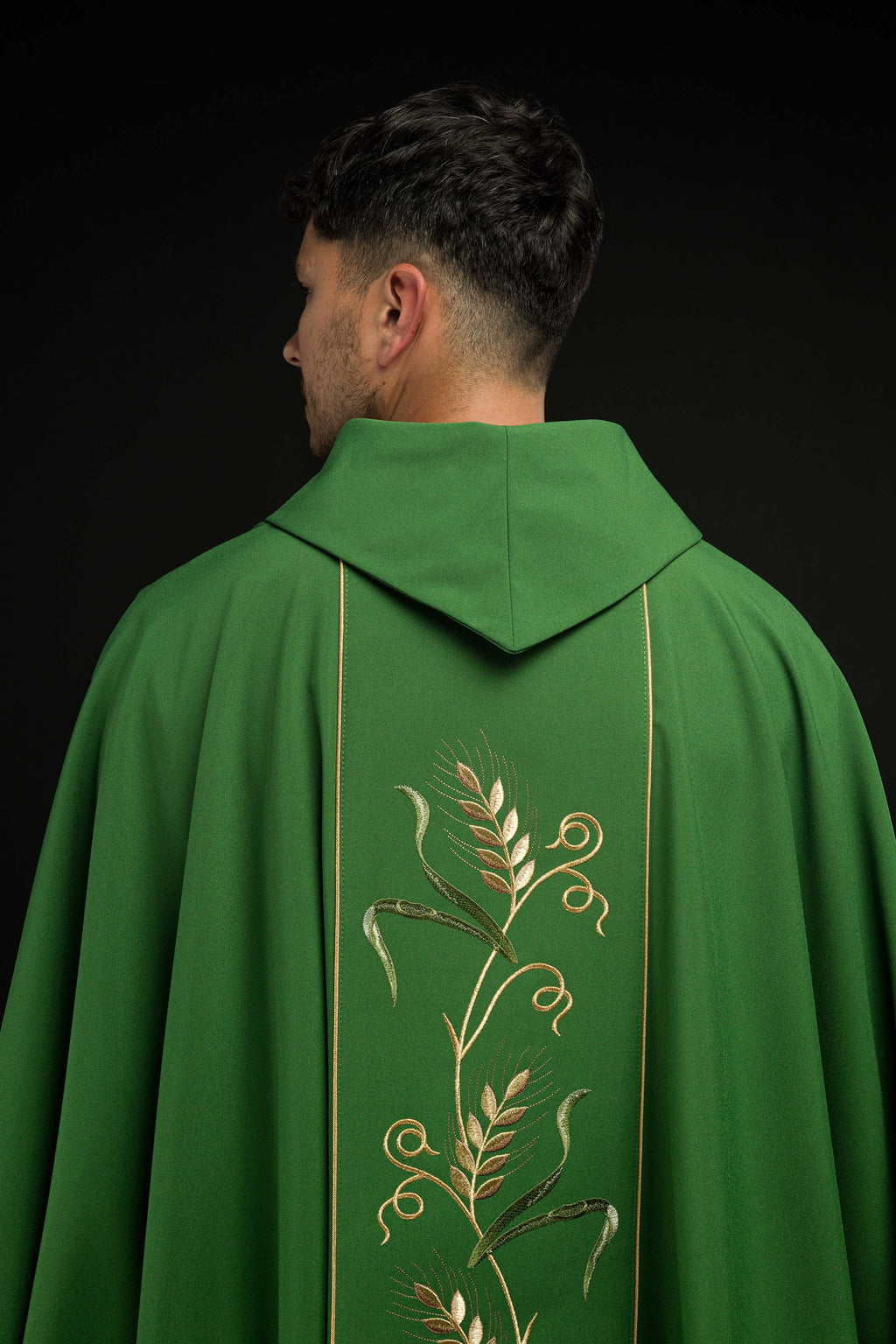 Chasuble verte sur ceinture avec broderie IHS, oreilles et raisins