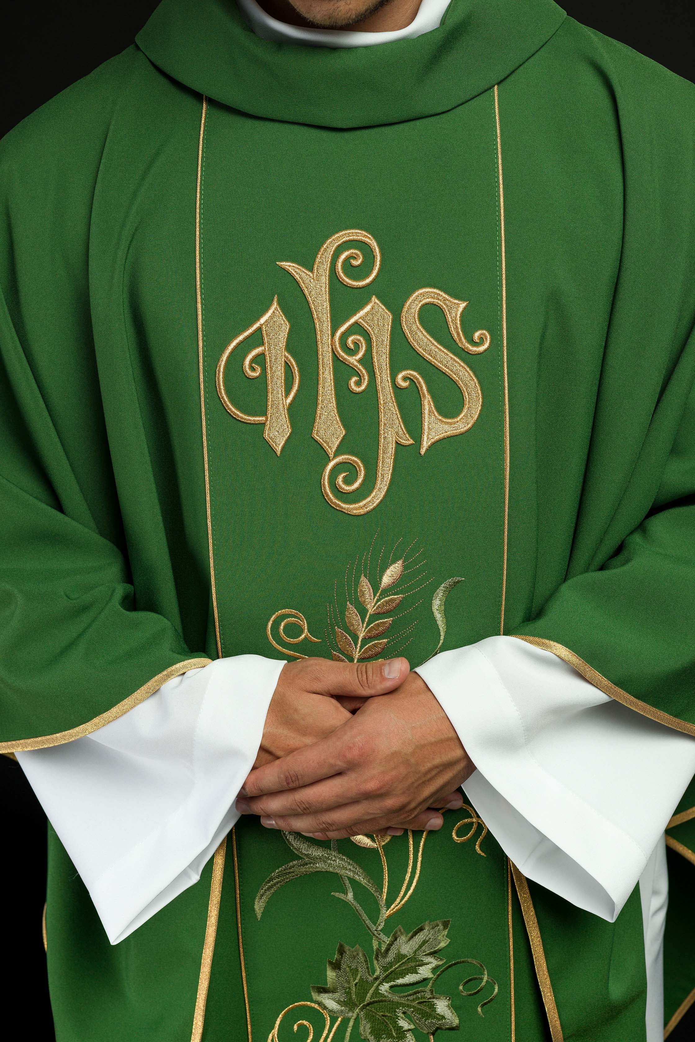 Chasuble verte sur ceinture avec broderie IHS, oreilles et raisins