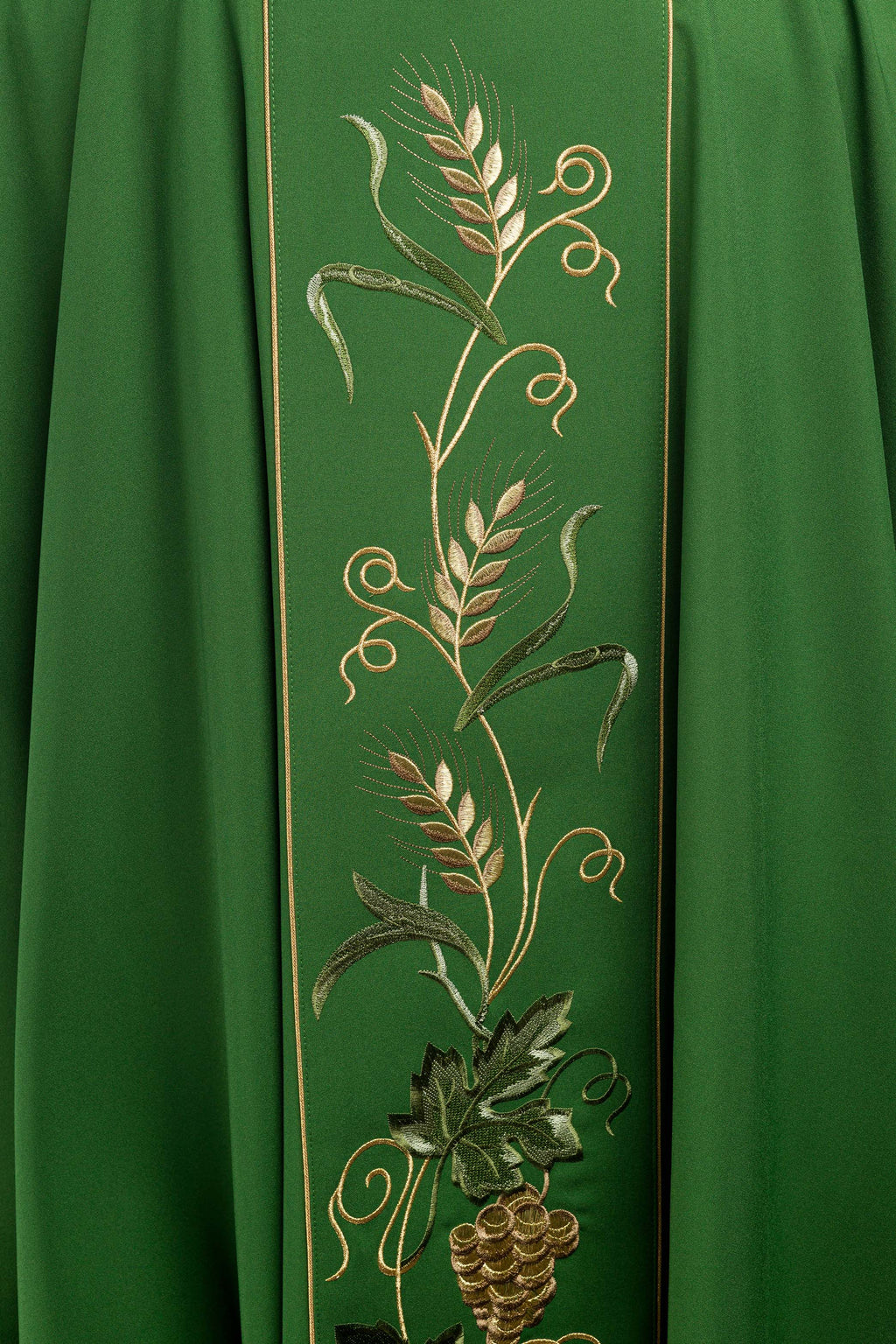Chasuble verte sur ceinture avec broderie IHS, oreilles et raisins