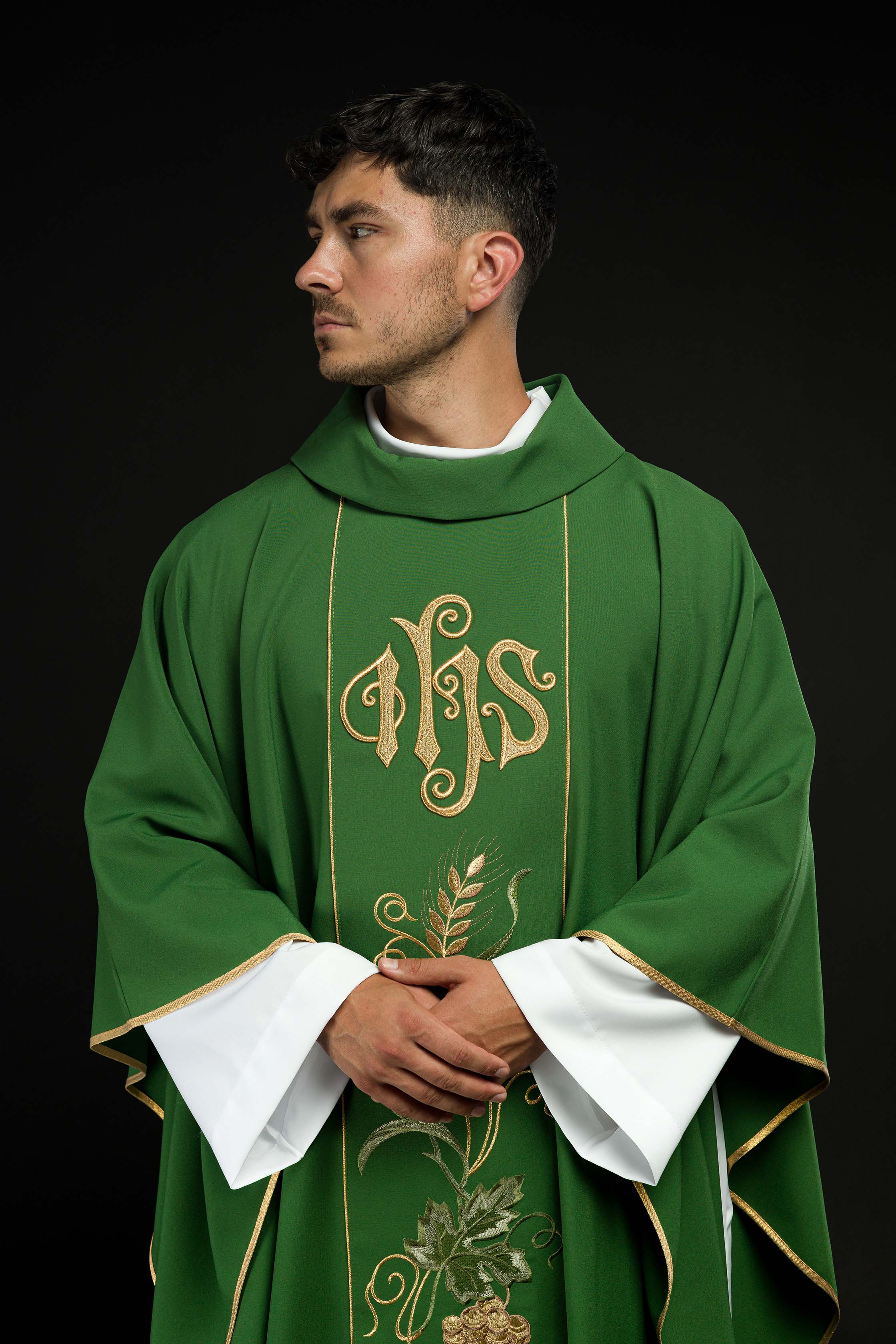 Chasuble verte sur ceinture avec broderie IHS, oreilles et raisins