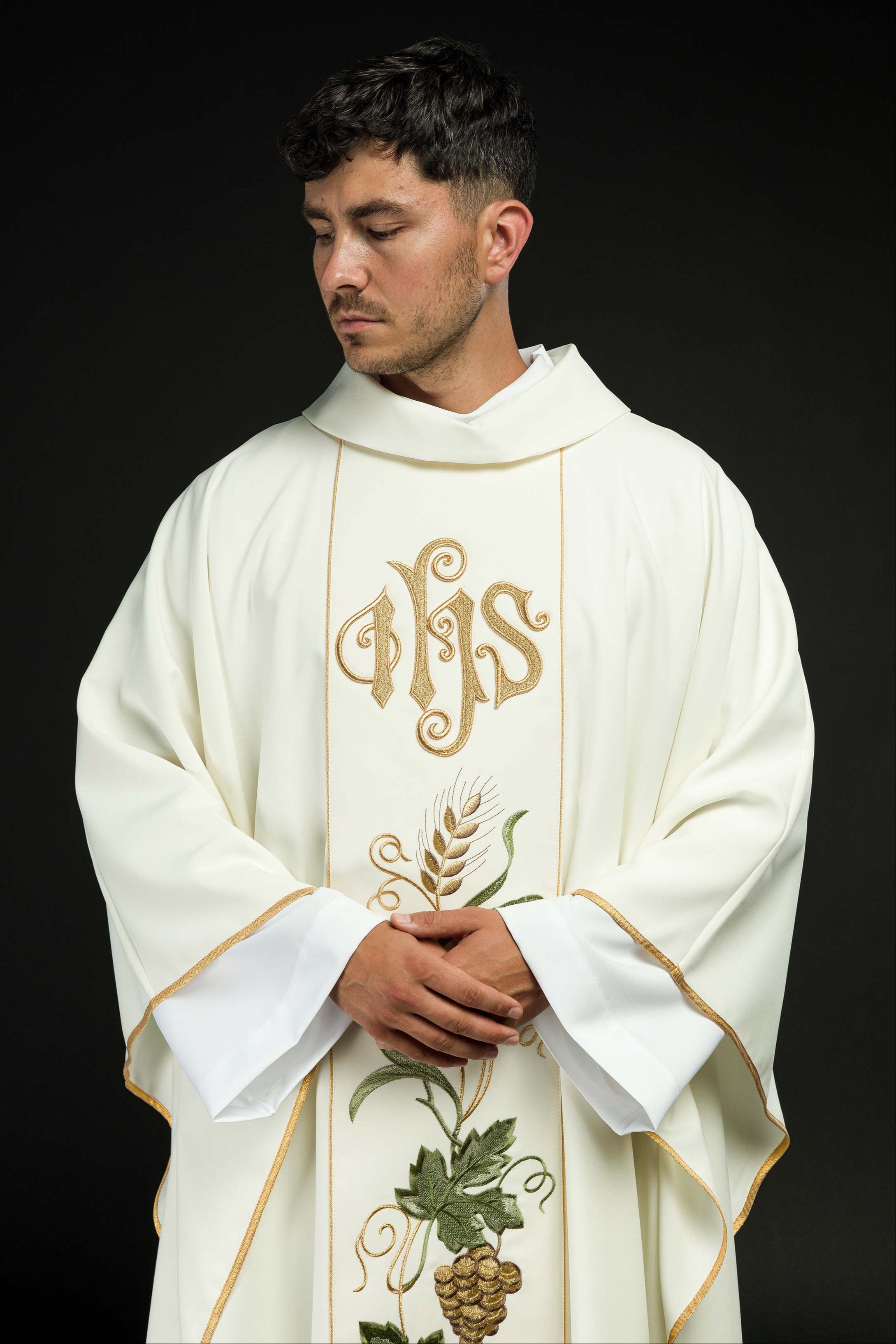 Chasuble de ceinture brodée du symbole IHS, des oreilles et des raisins écrus