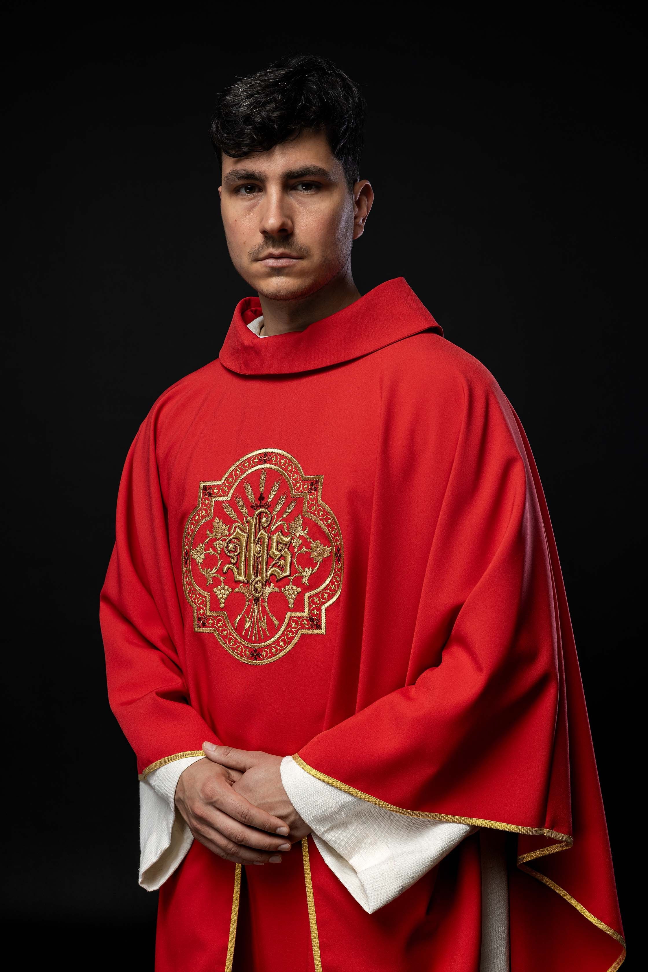 Chasuble rouge avec broderie IHS et PAX