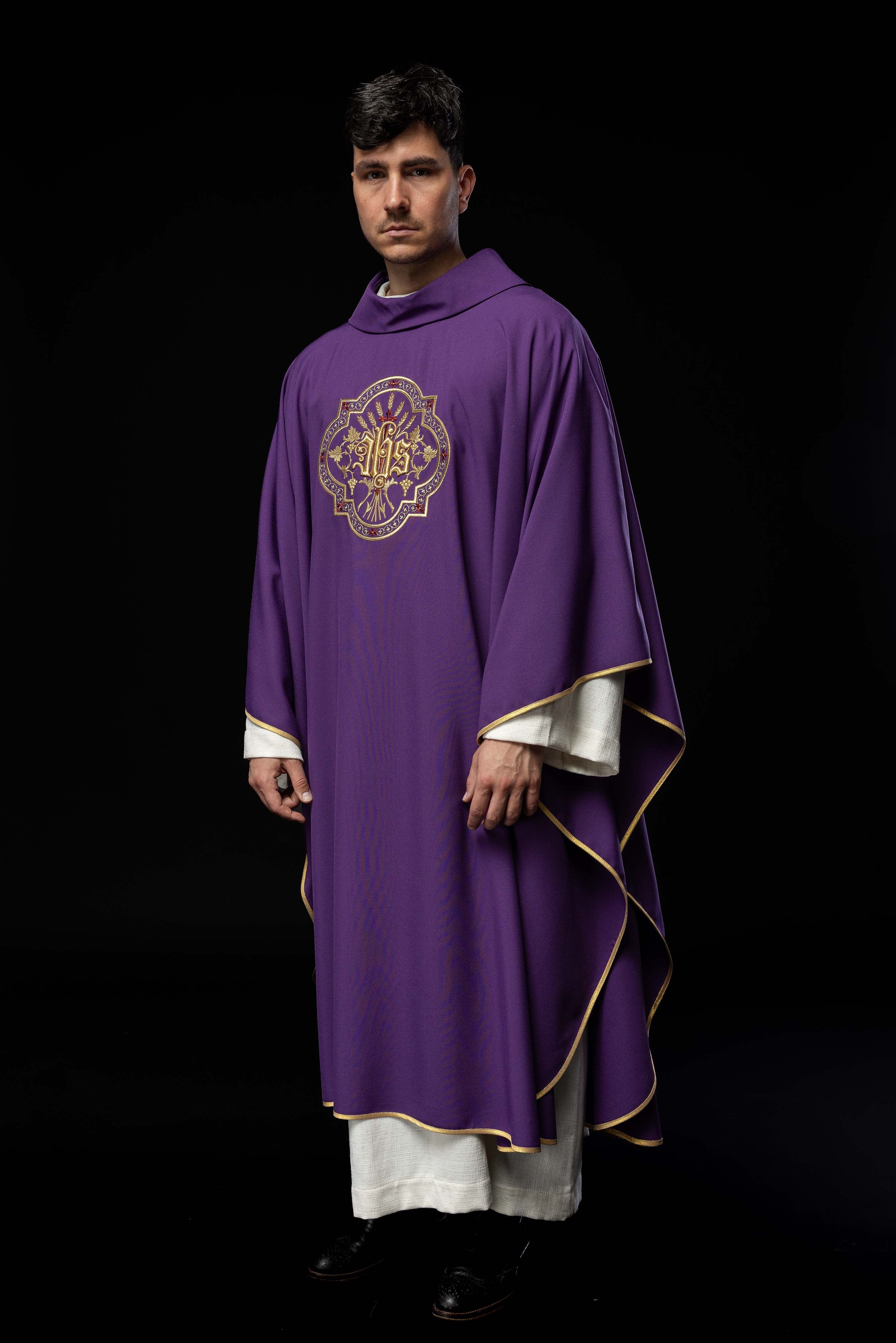 Chasuble violette avec broderie IHS et PAX