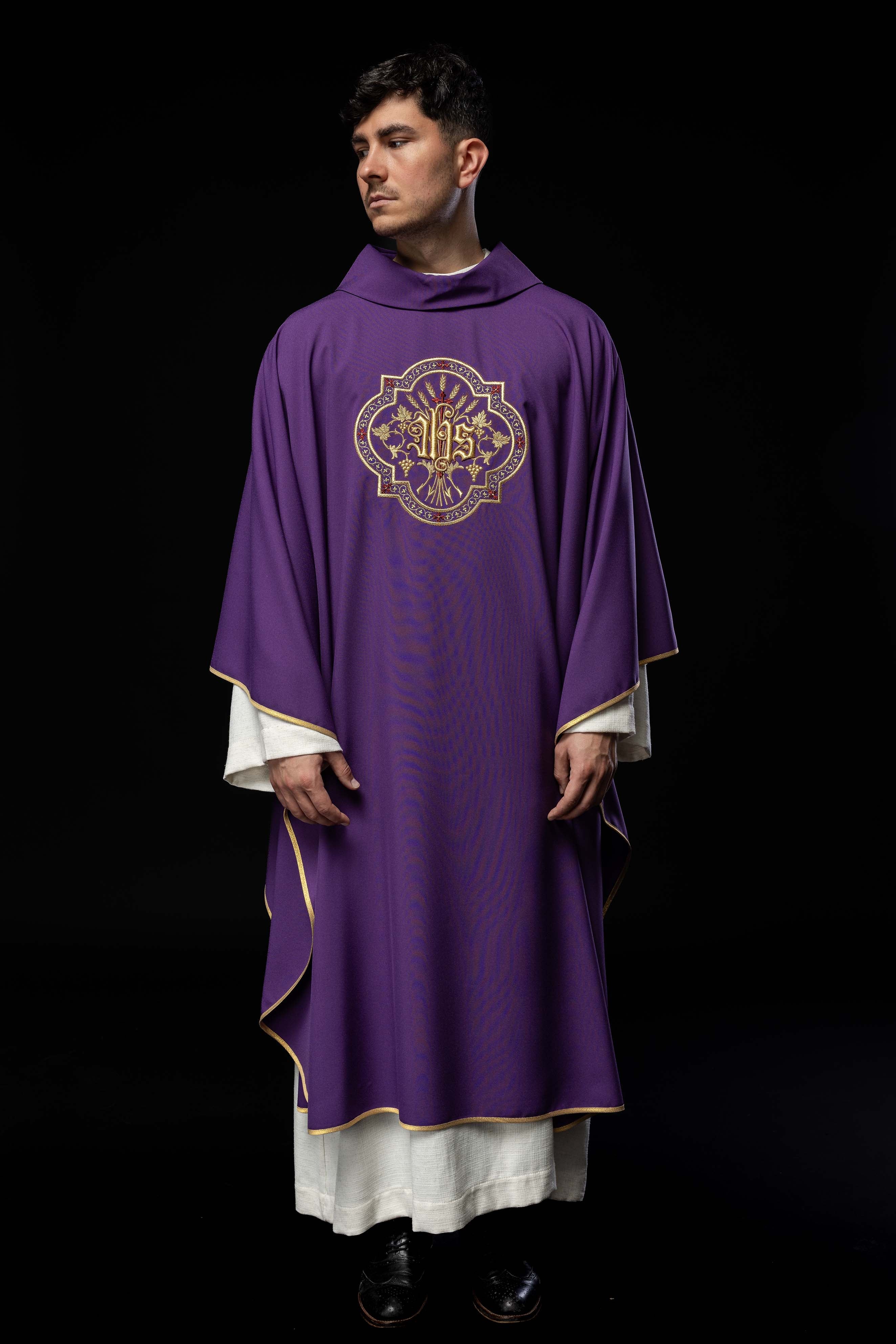 Chasuble violette avec broderie IHS et PAX
