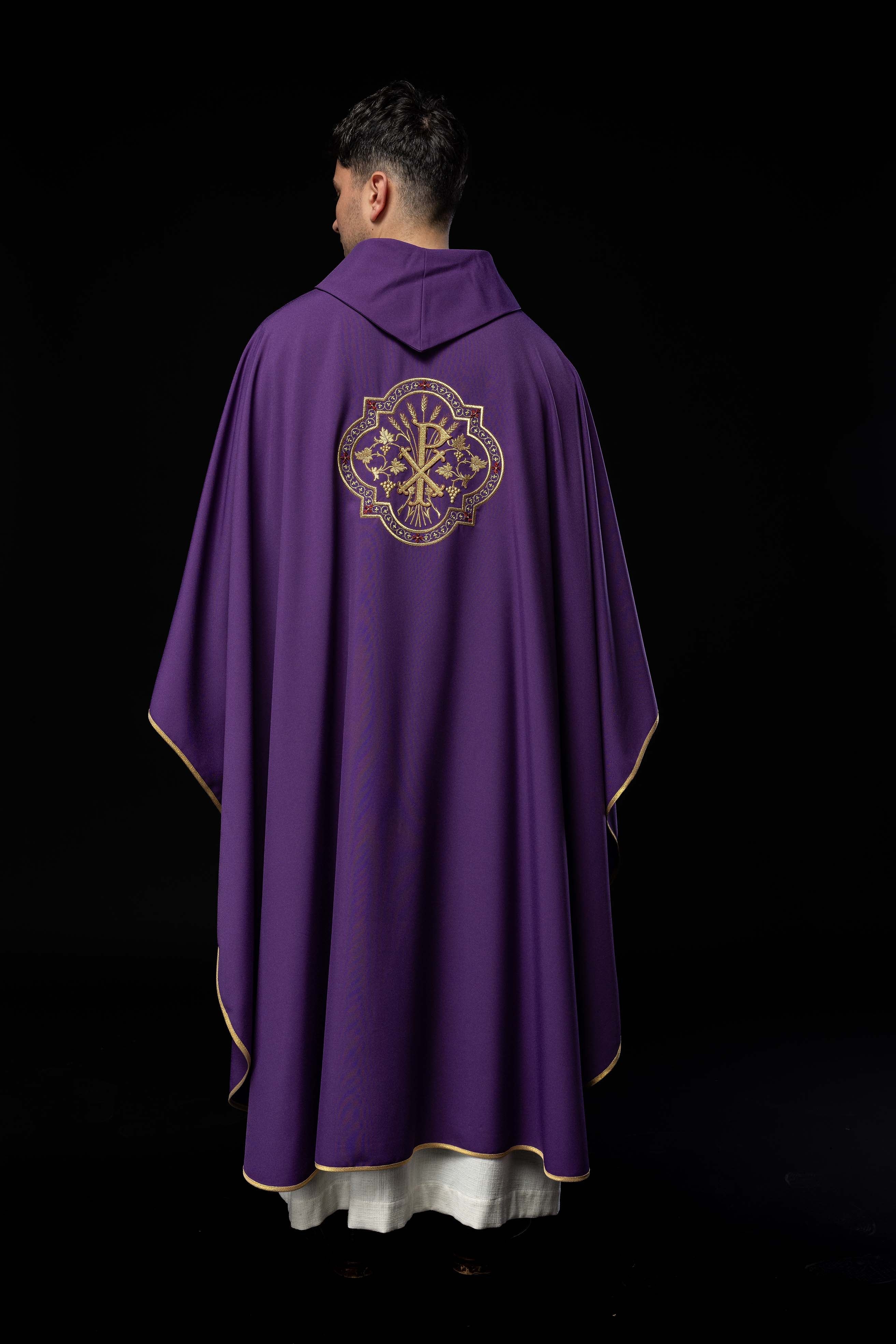Chasuble violette avec broderie IHS et PAX