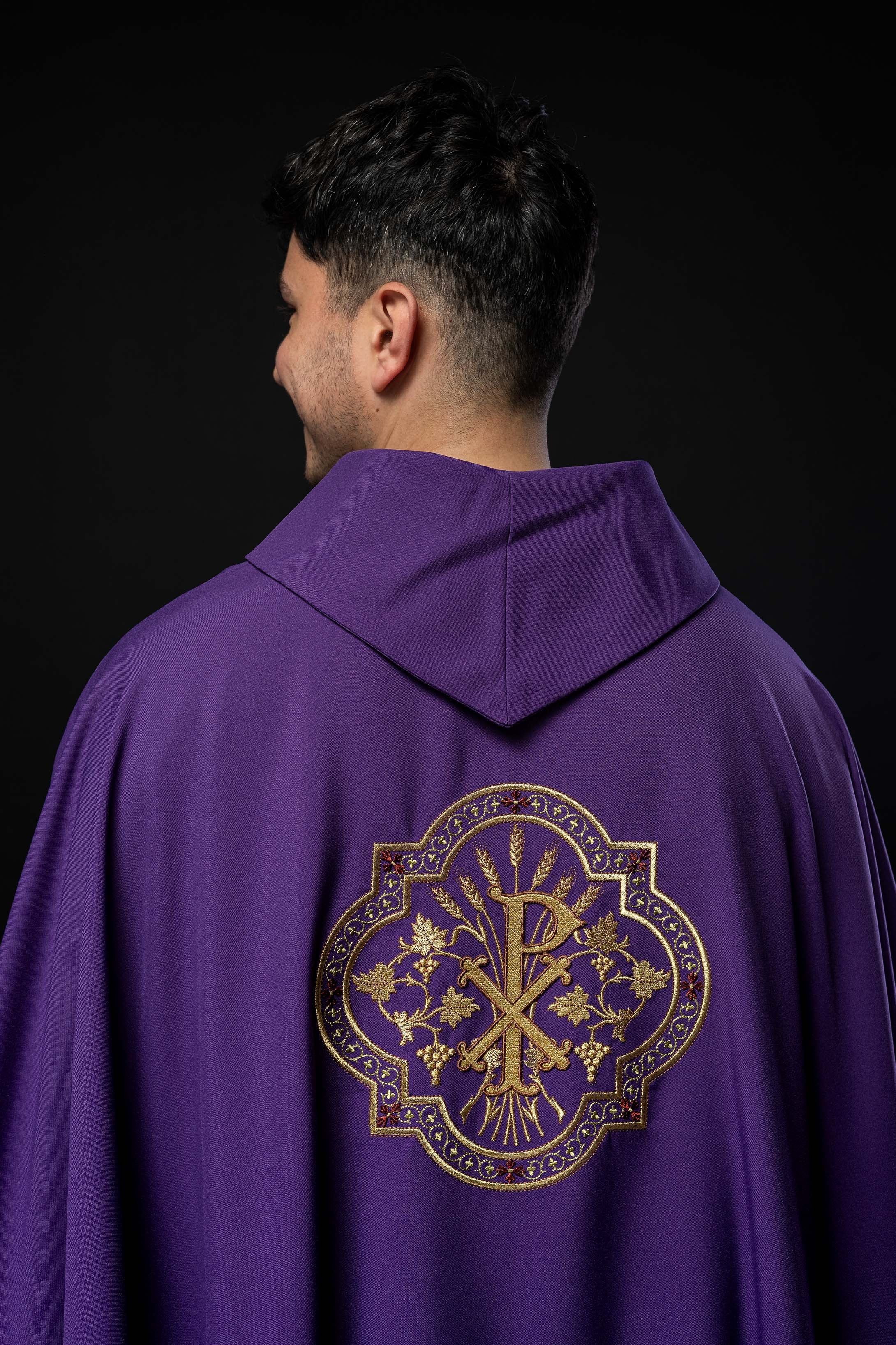 Chasuble violette avec broderie IHS et PAX