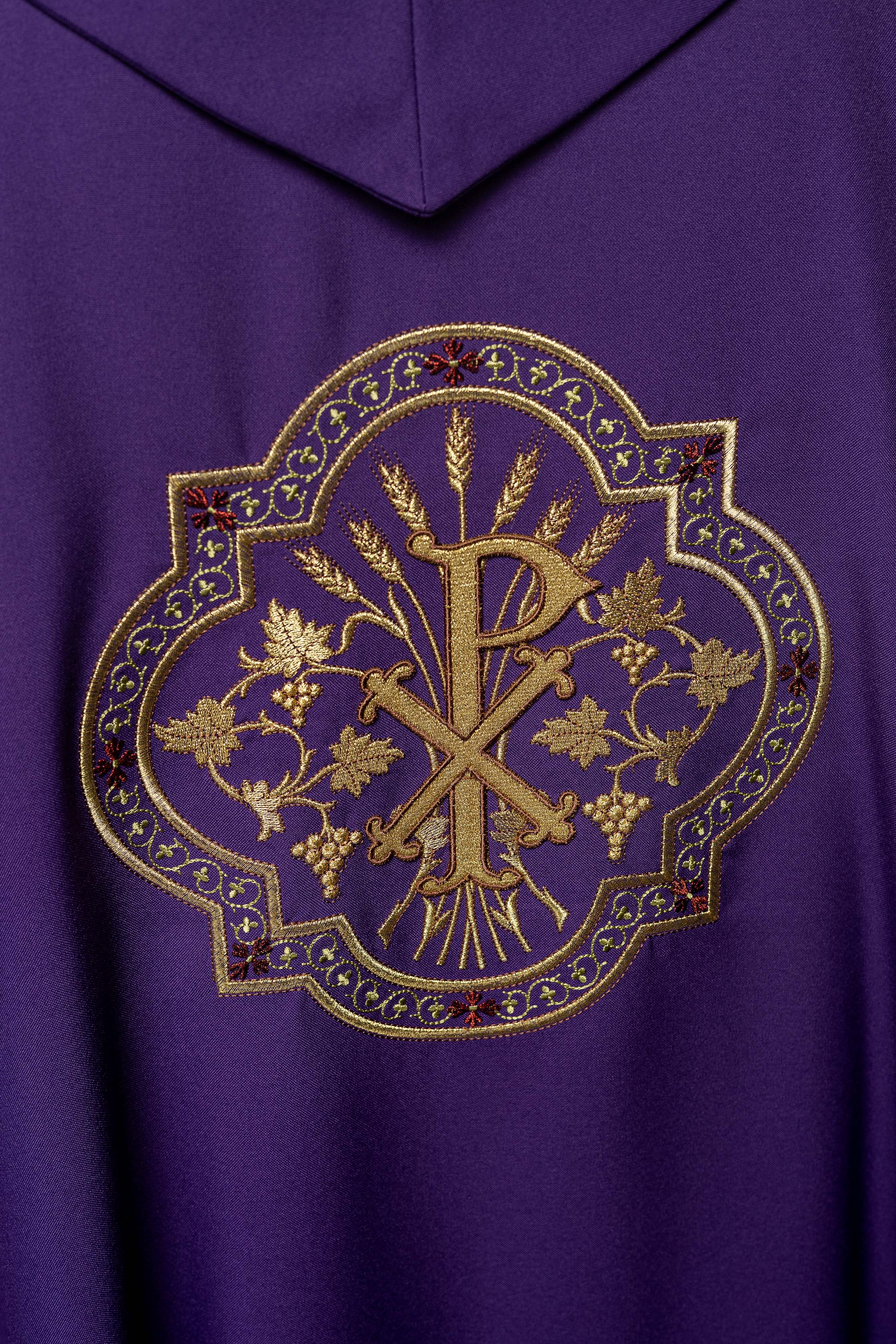 Chasuble violette avec broderie IHS et PAX