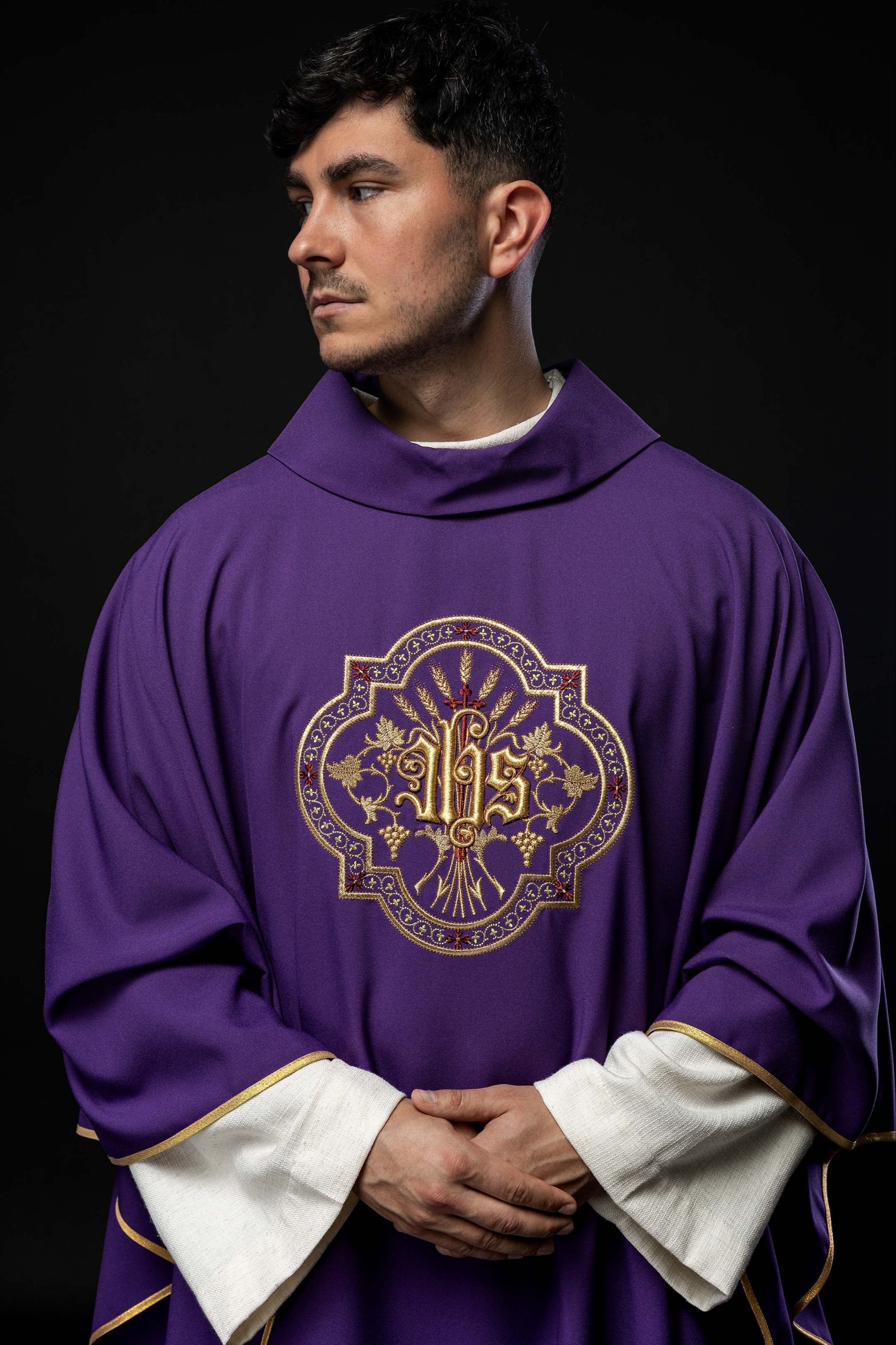 Chasuble violette avec broderie IHS et PAX