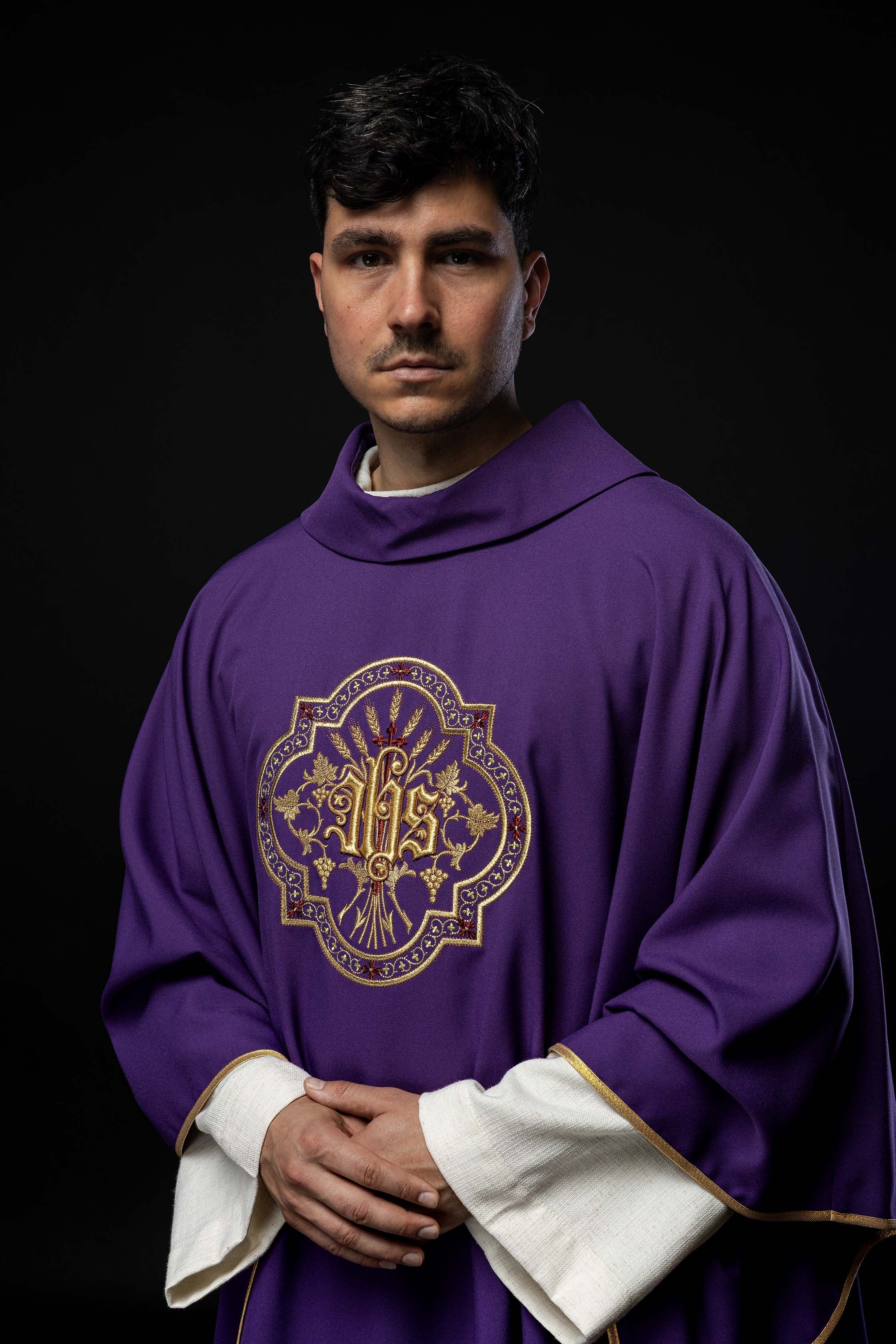 Chasuble violette avec broderie IHS et PAX