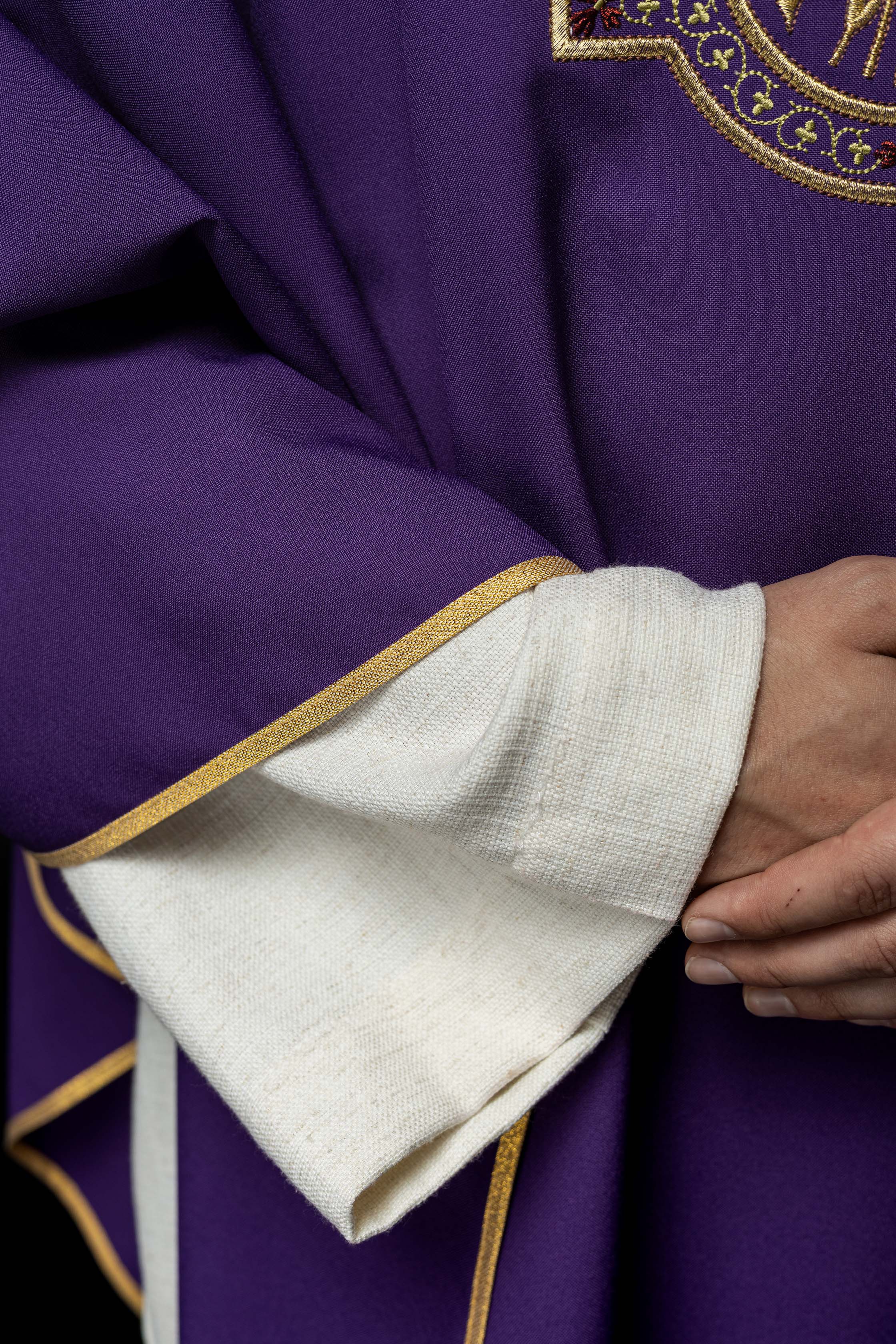 Chasuble violette avec broderie IHS et PAX