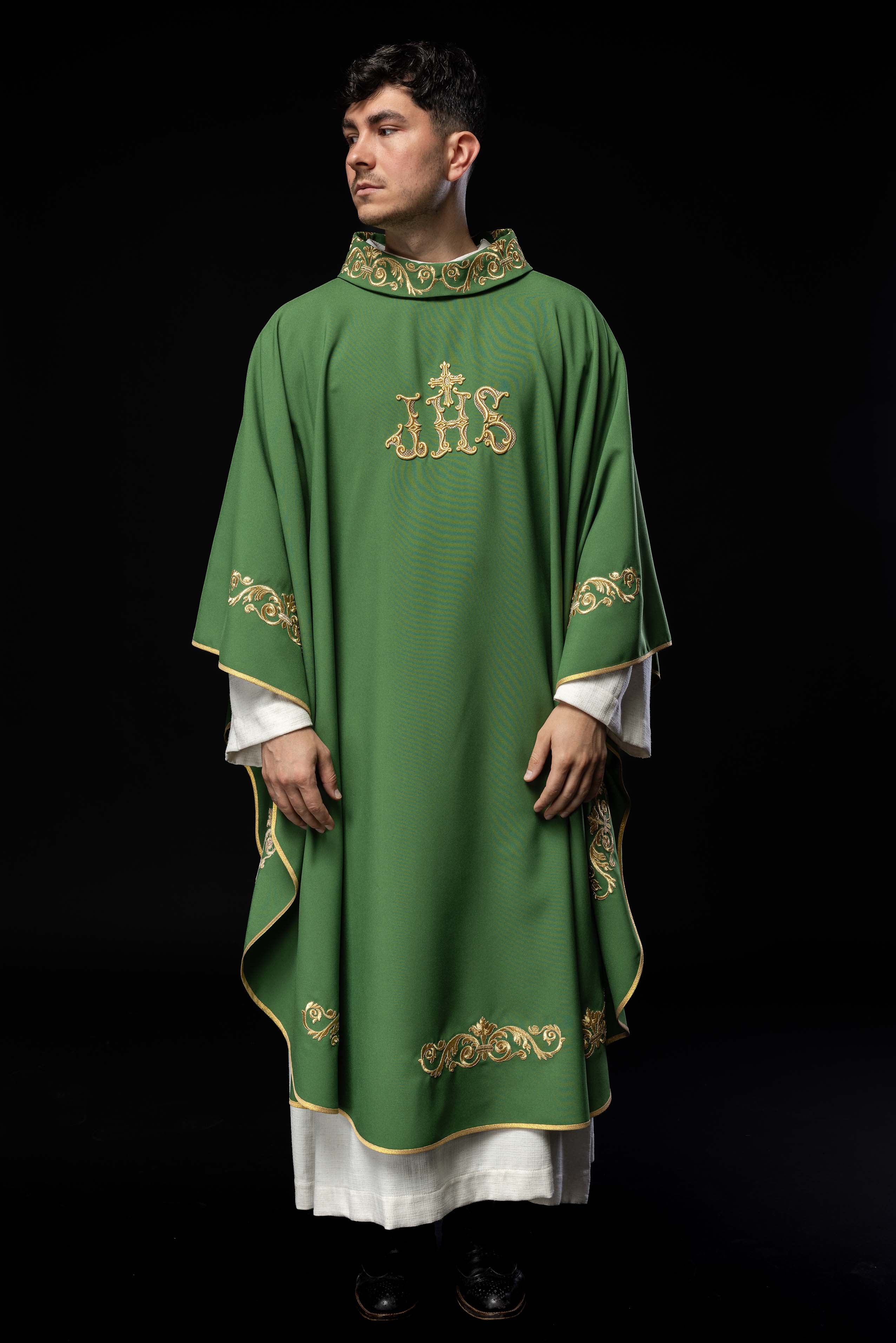 Chasuble verte avec broderie IHS dorée et garniture décorative