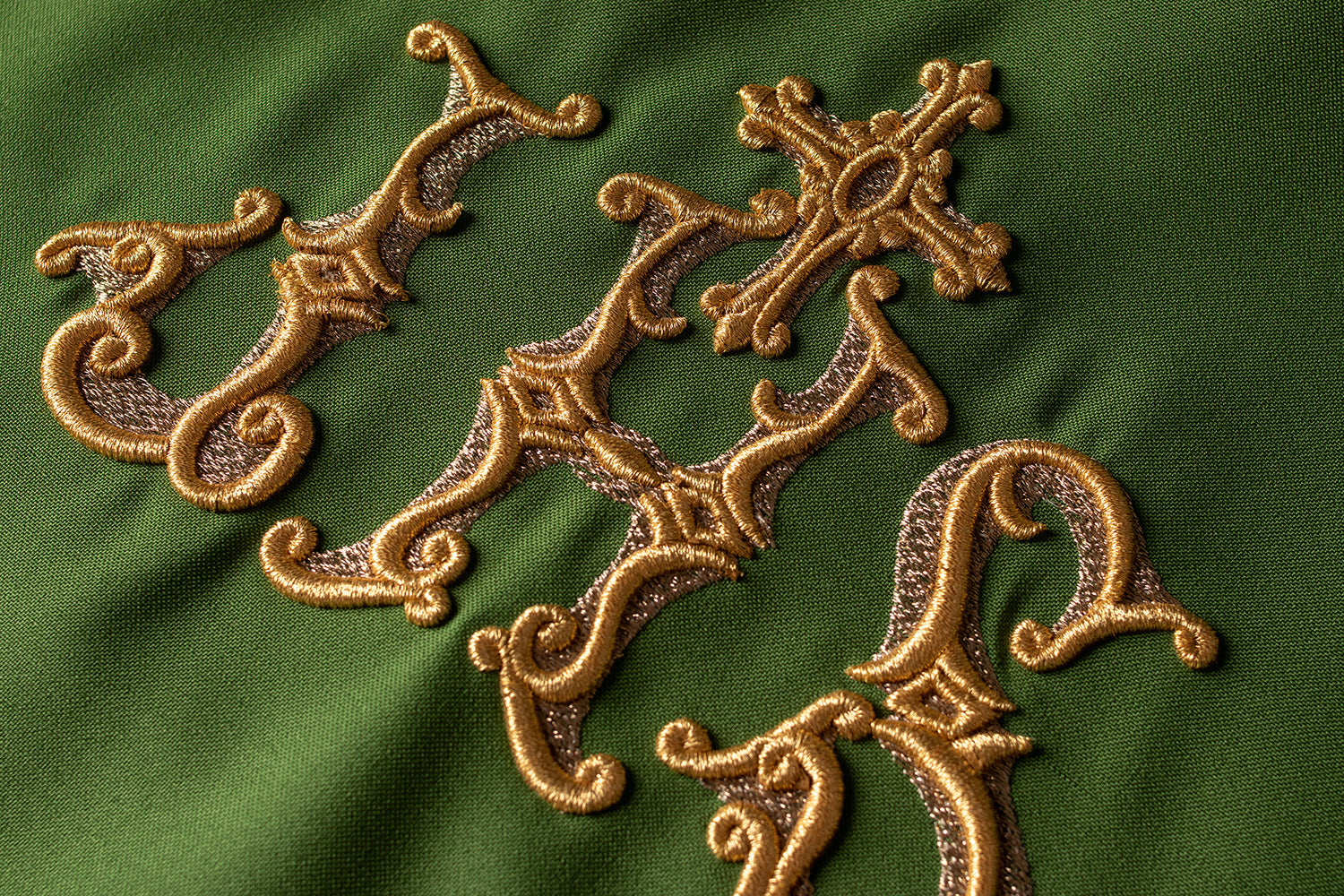 Chasuble verte avec broderie IHS dorée et garniture décorative