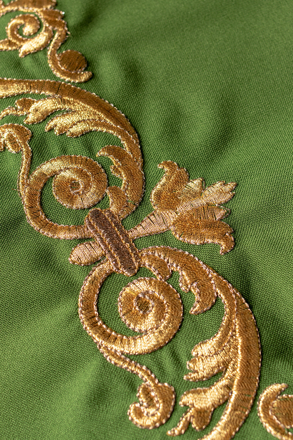 Chasuble verte avec broderie IHS dorée et garniture décorative