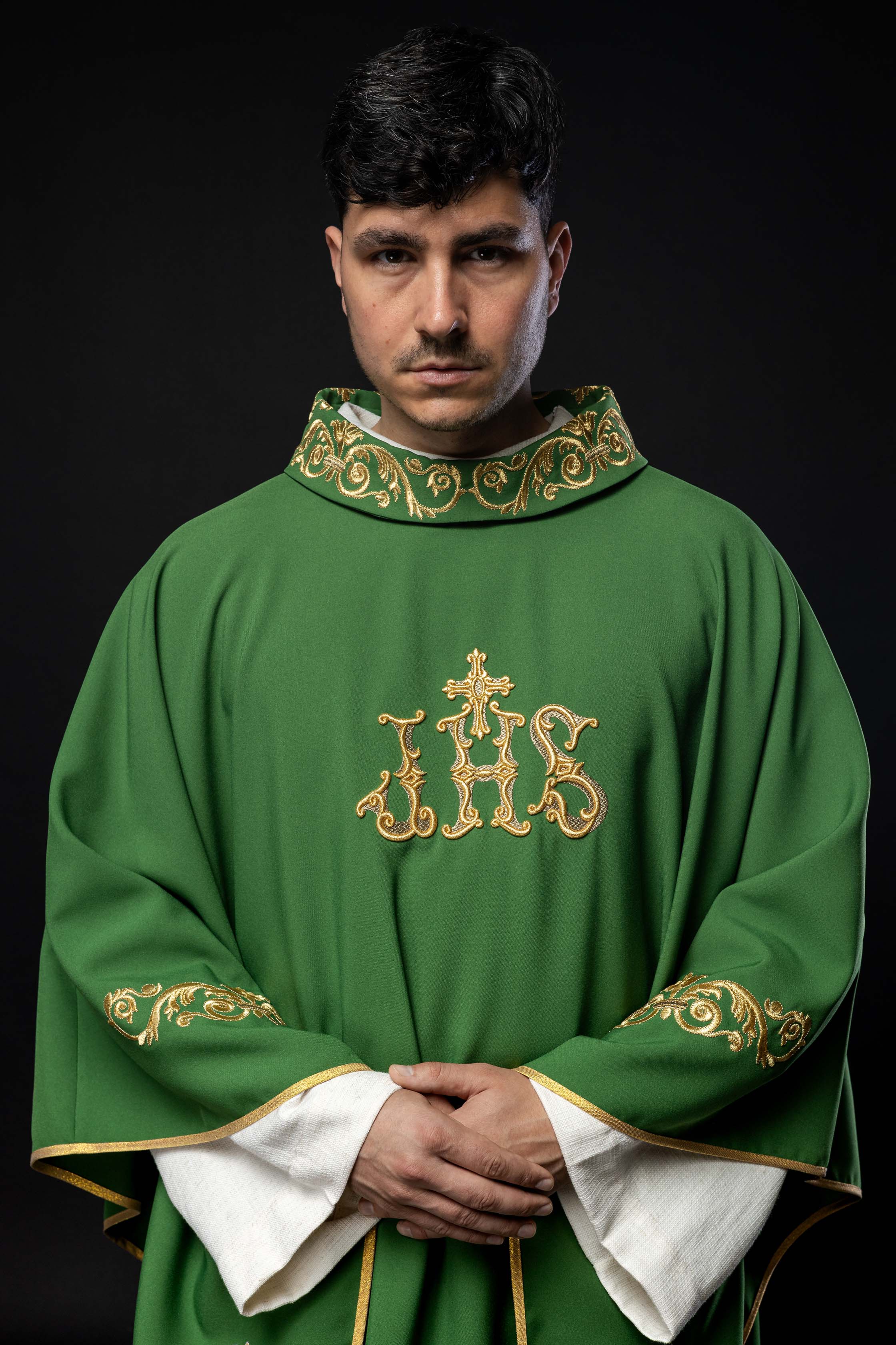 Chasuble verte avec broderie IHS dorée et garniture décorative