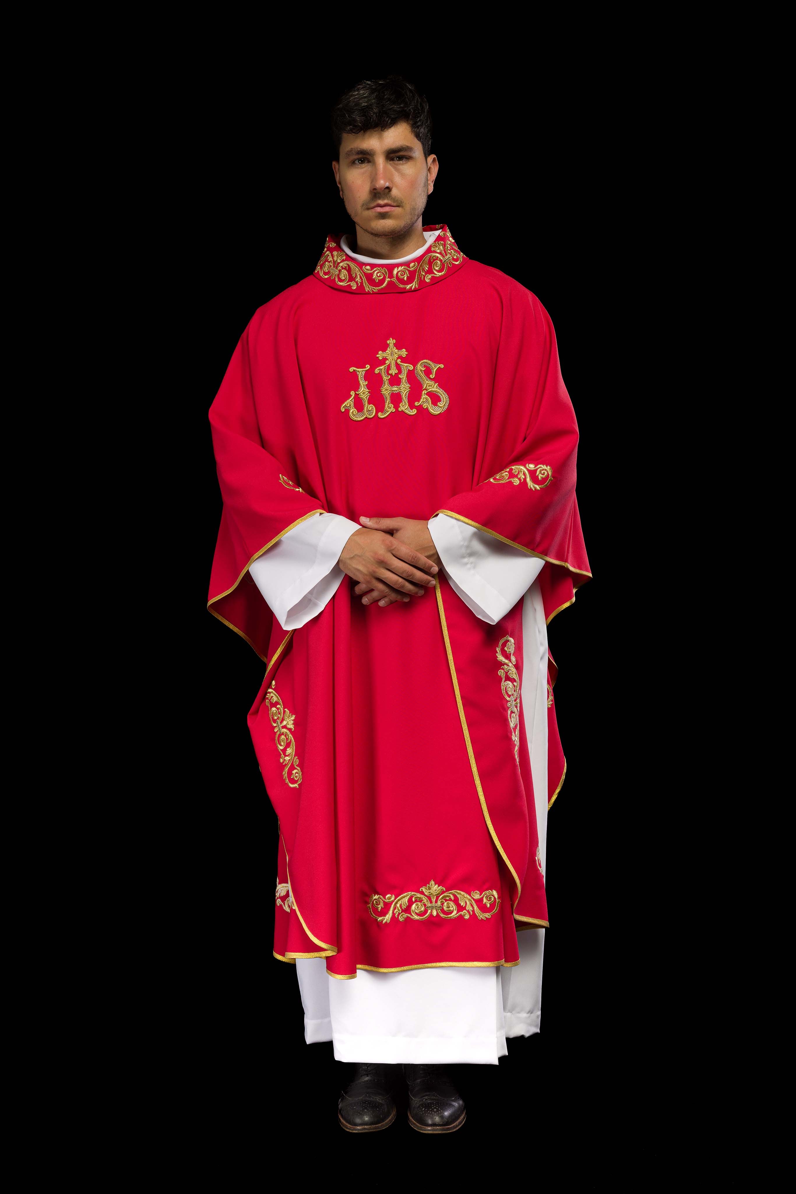 Chasuble rouge avec broderie IHS dorée et garniture décorative
