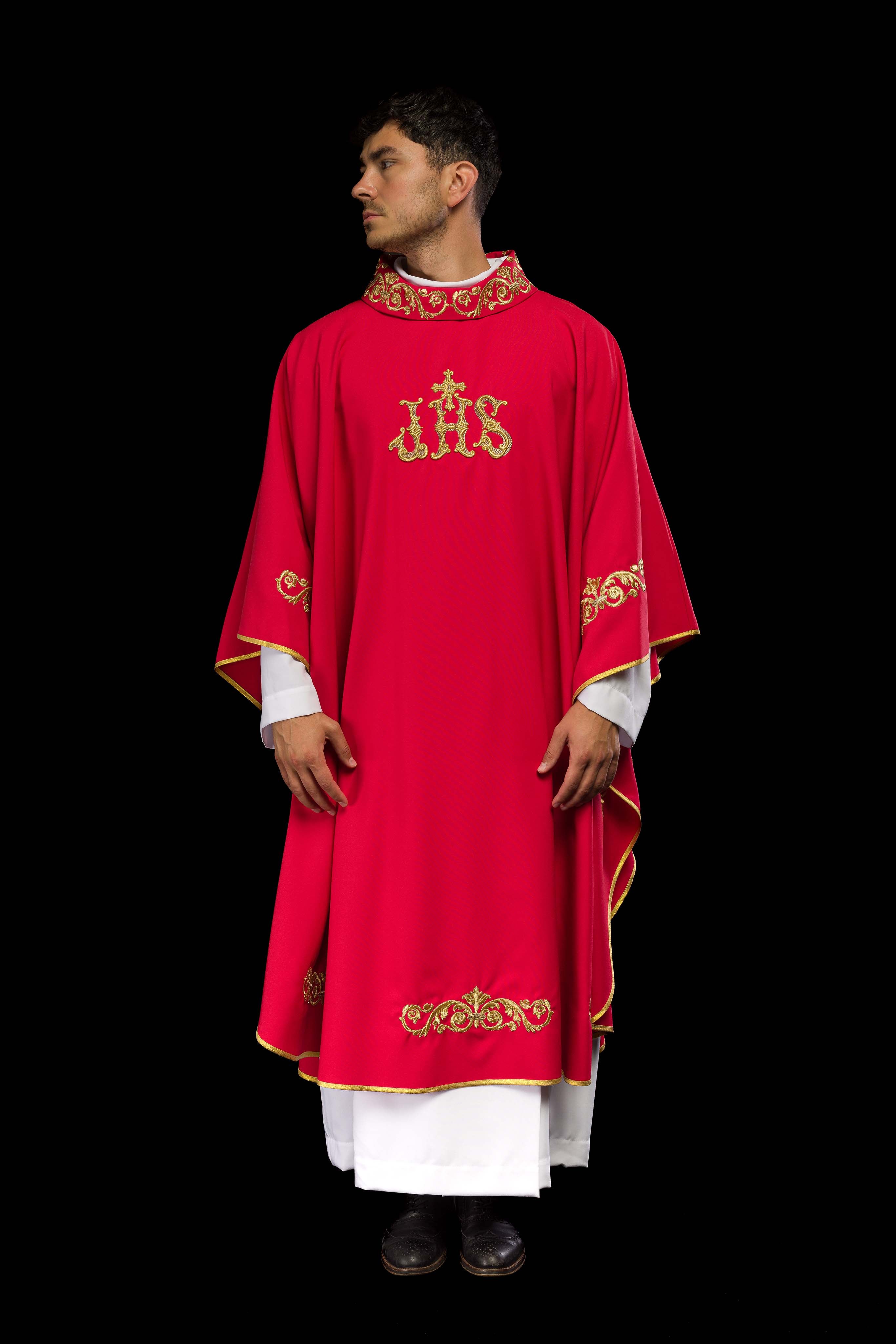 Chasuble rouge avec broderie IHS dorée et garniture décorative
