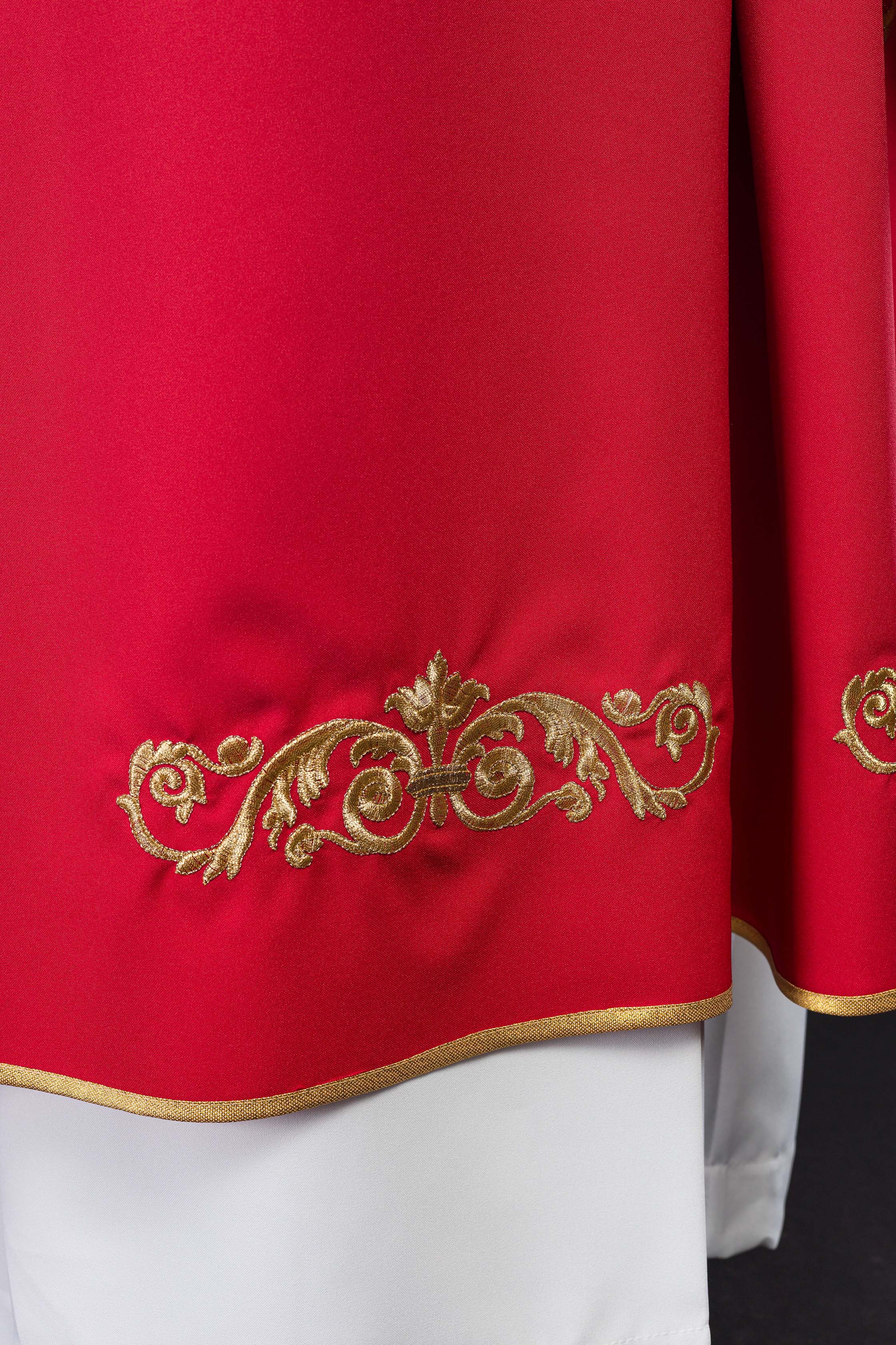 Chasuble rouge avec broderie IHS dorée et garniture décorative