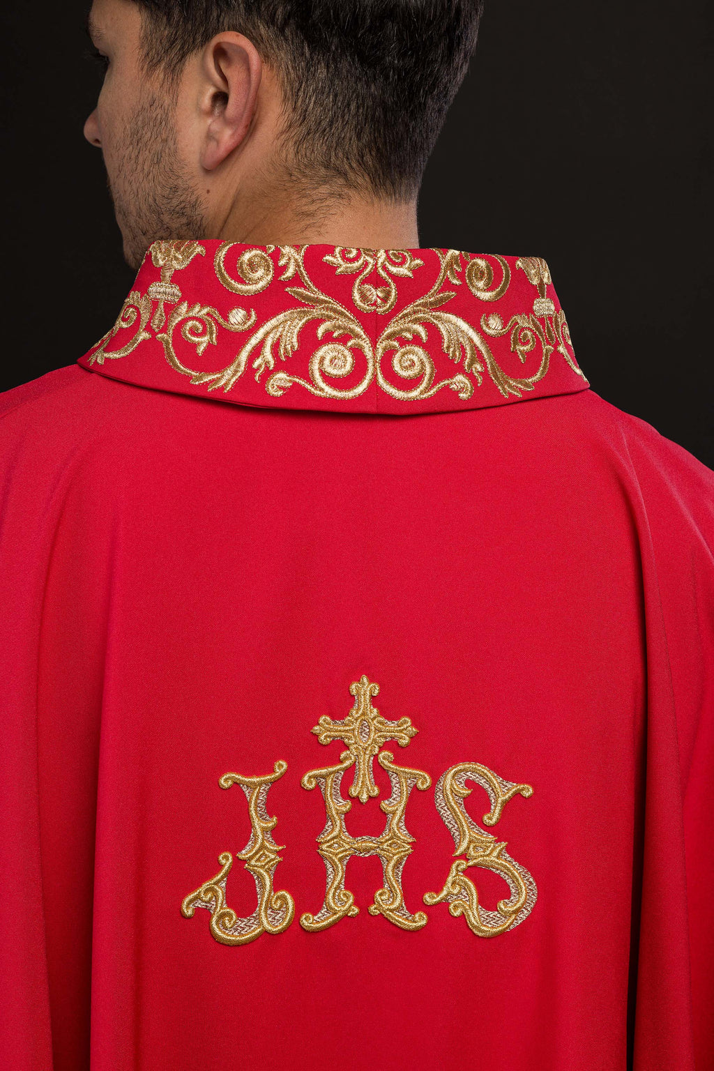 Chasuble rouge avec broderie IHS dorée et garniture décorative