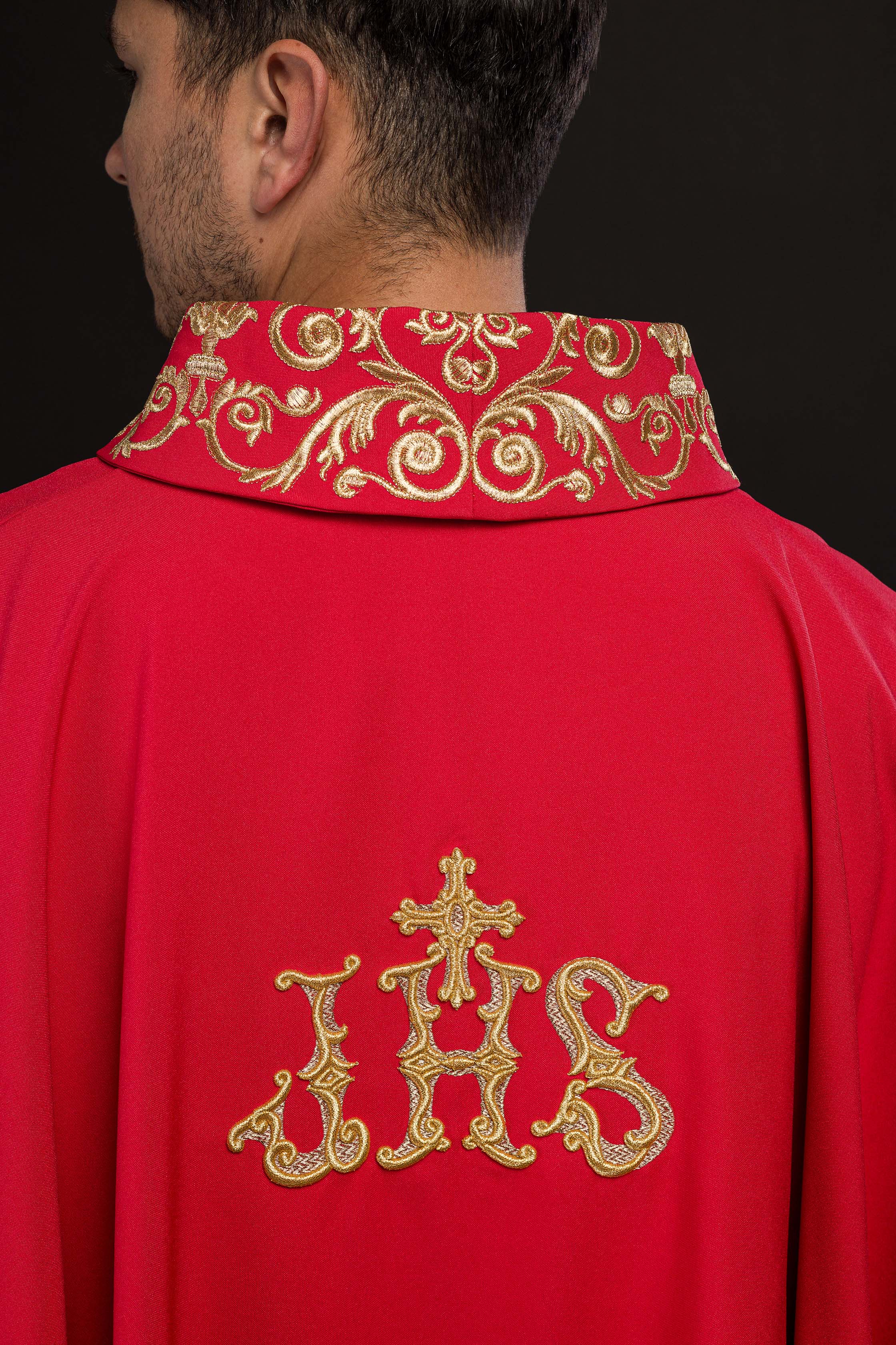 Chasuble rouge avec broderie IHS dorée et garniture décorative