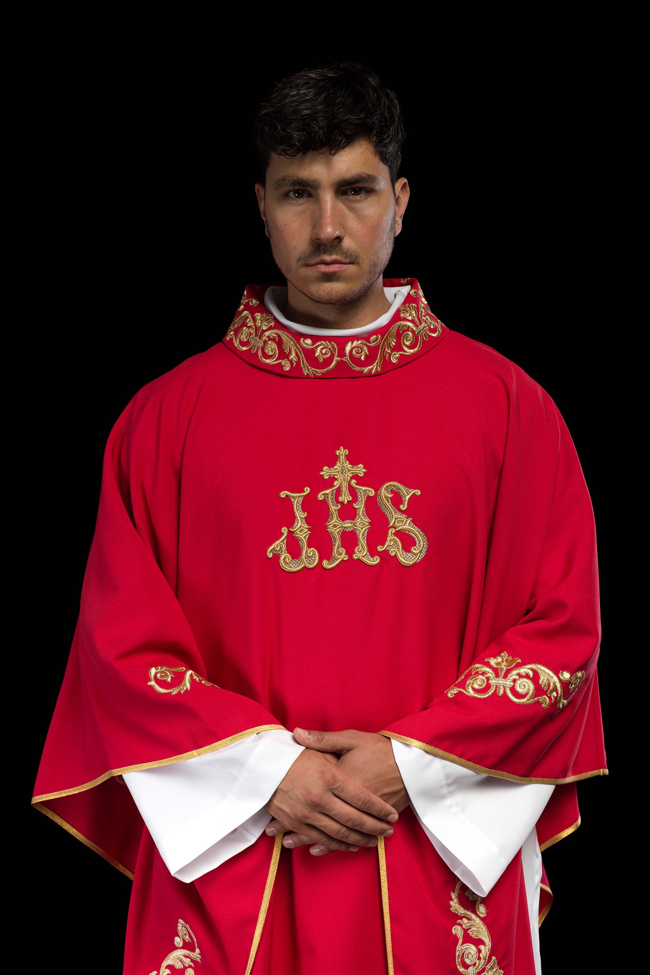 Chasuble rouge avec broderie IHS dorée et garniture décorative