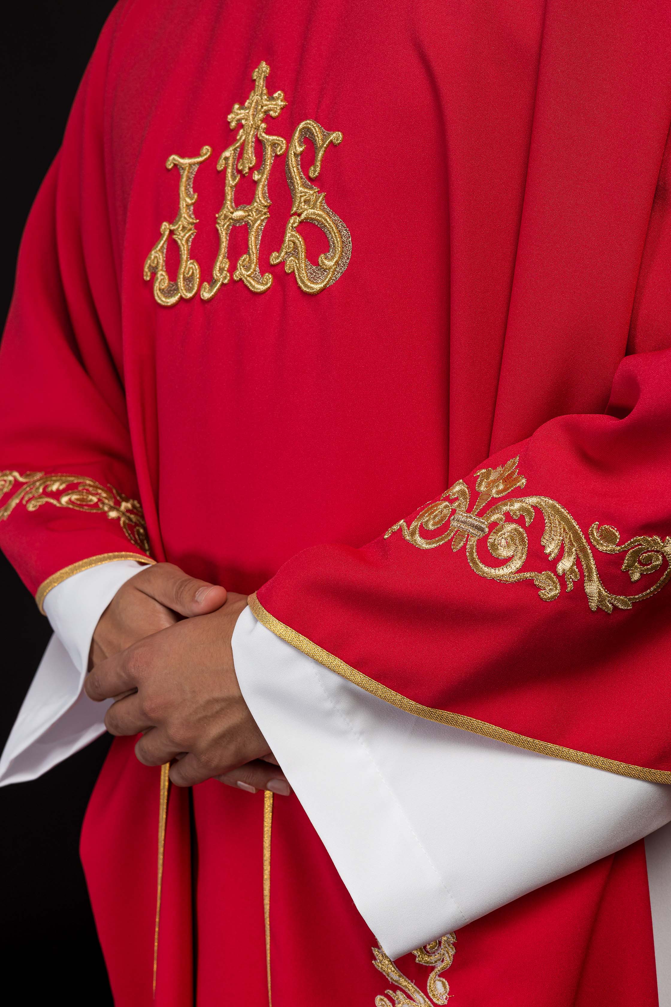 Chasuble rouge avec broderie IHS dorée et garniture décorative