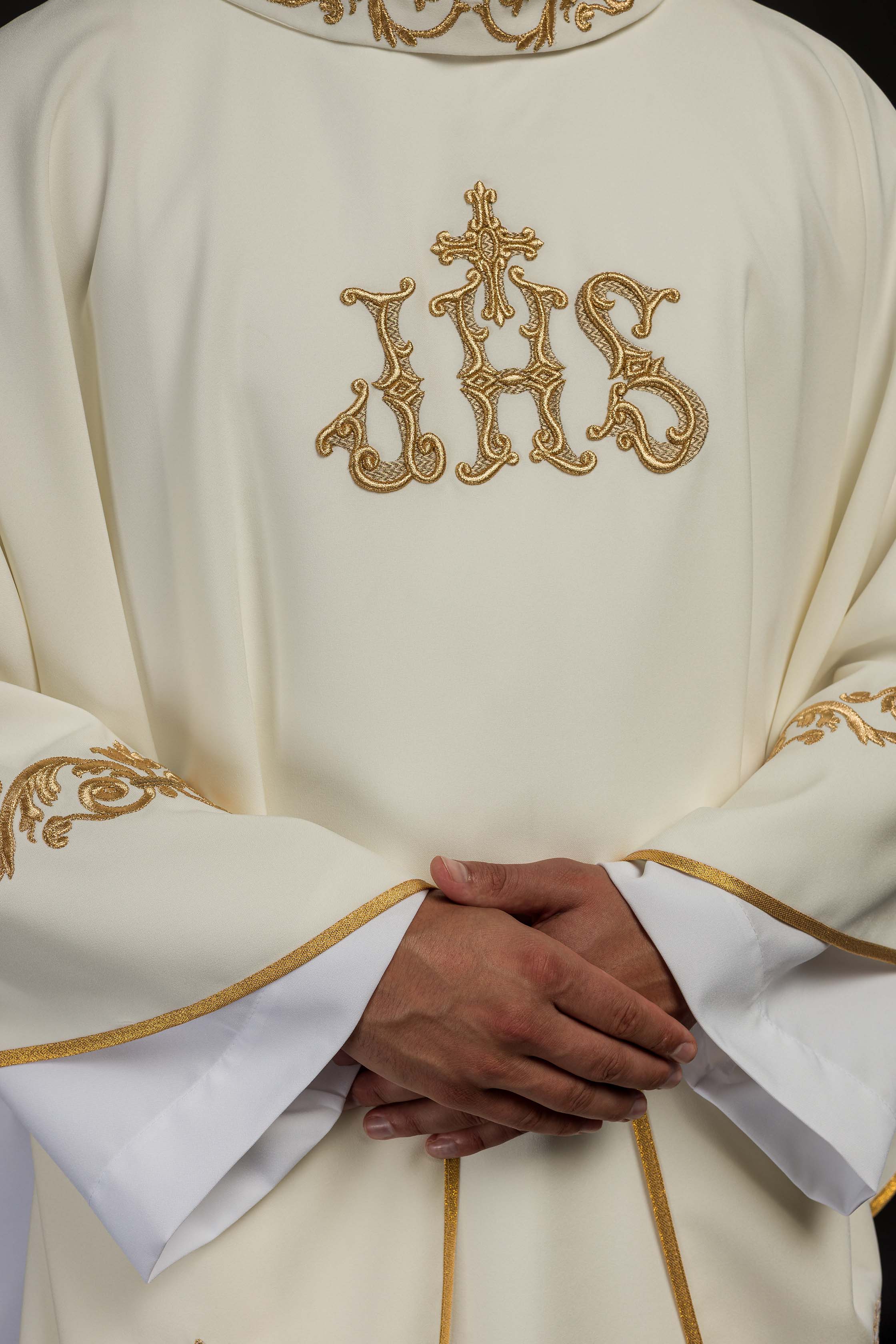 Chasuble avec bordure décorée et motif IHS