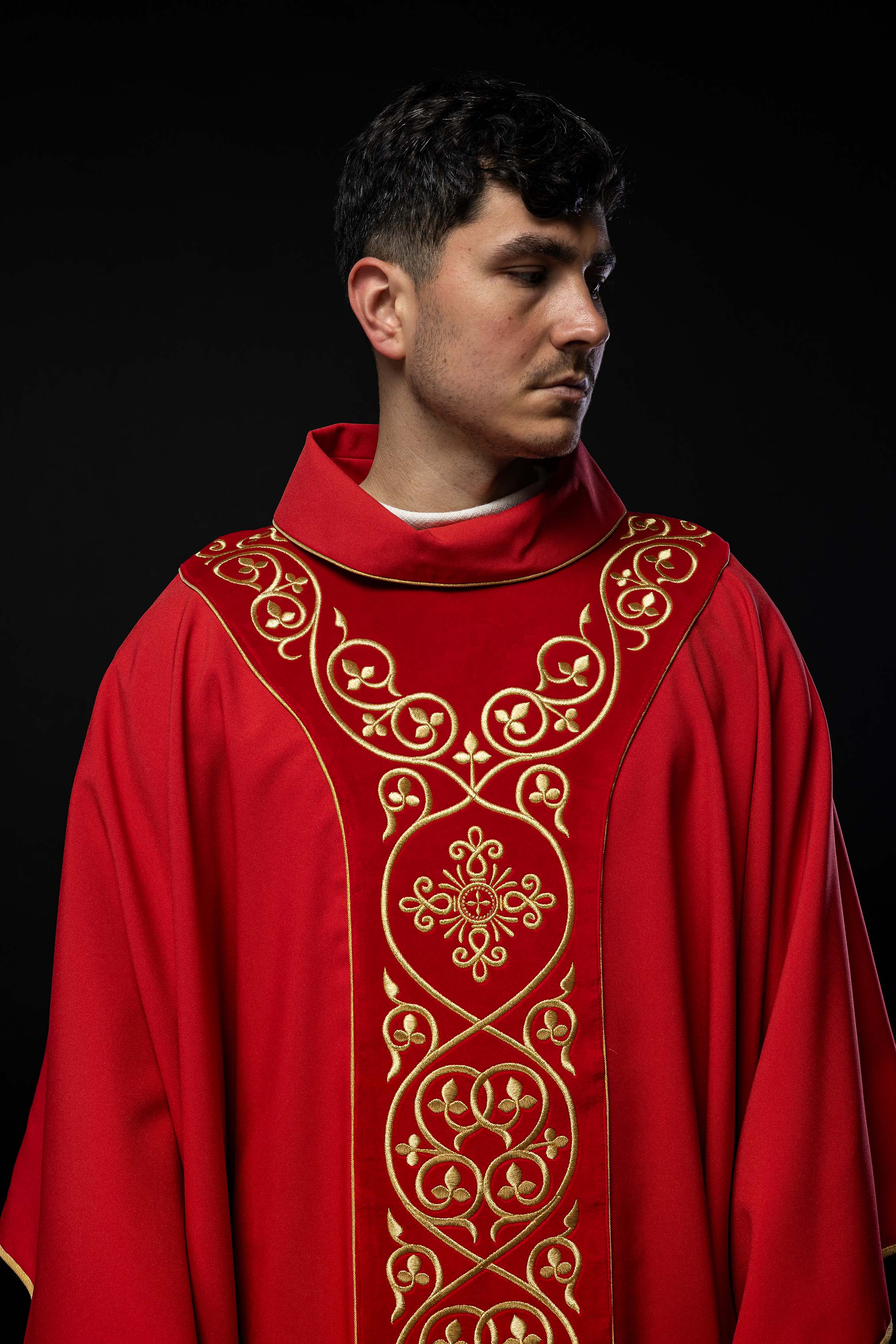 Chasuble liturgique rouge décorée de broderies sur velours