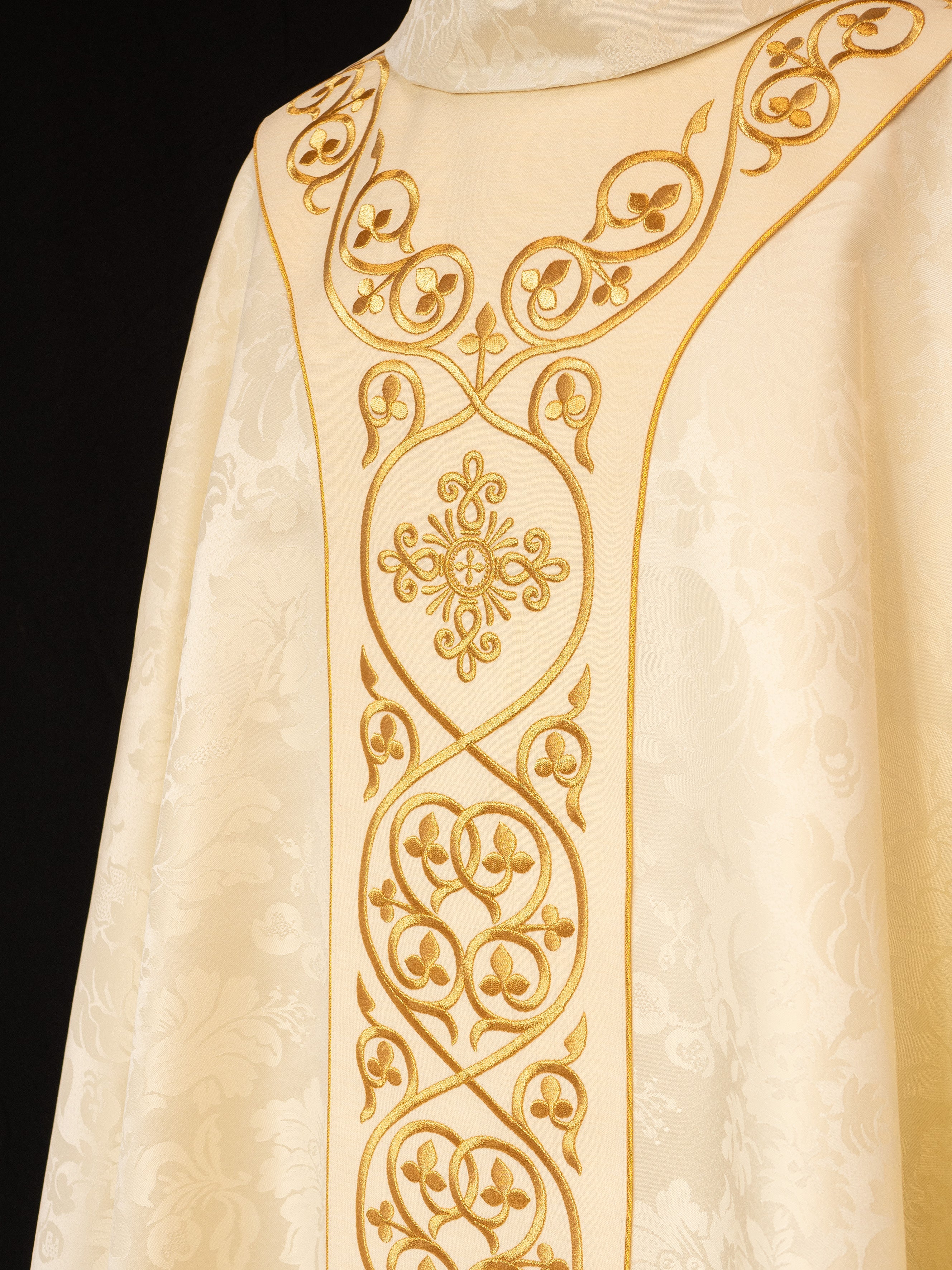 Chasuble liturgique écrue ornée d'une ceinture en velours avec broderie