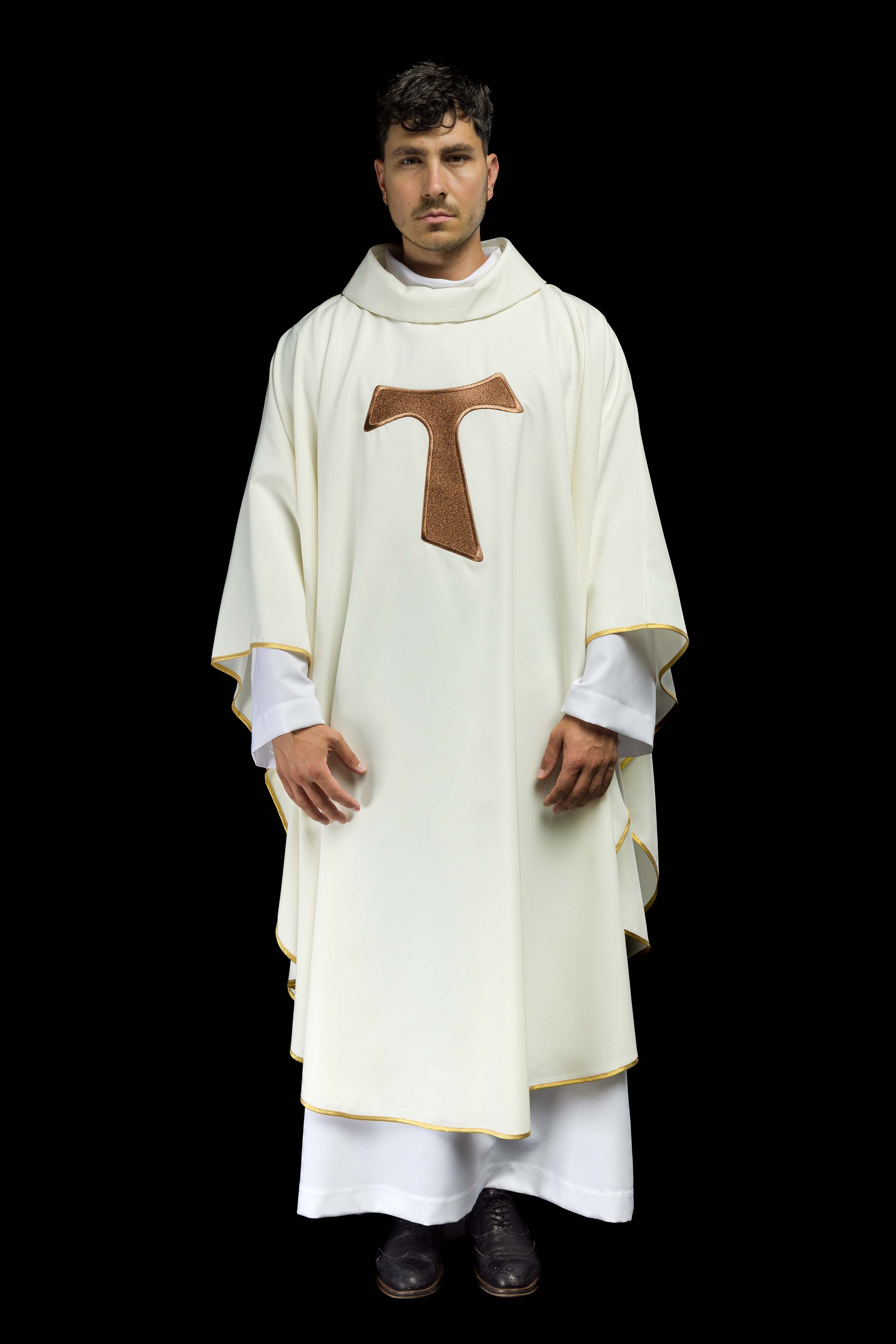 Chasuble liturgique avec croix franciscaine
