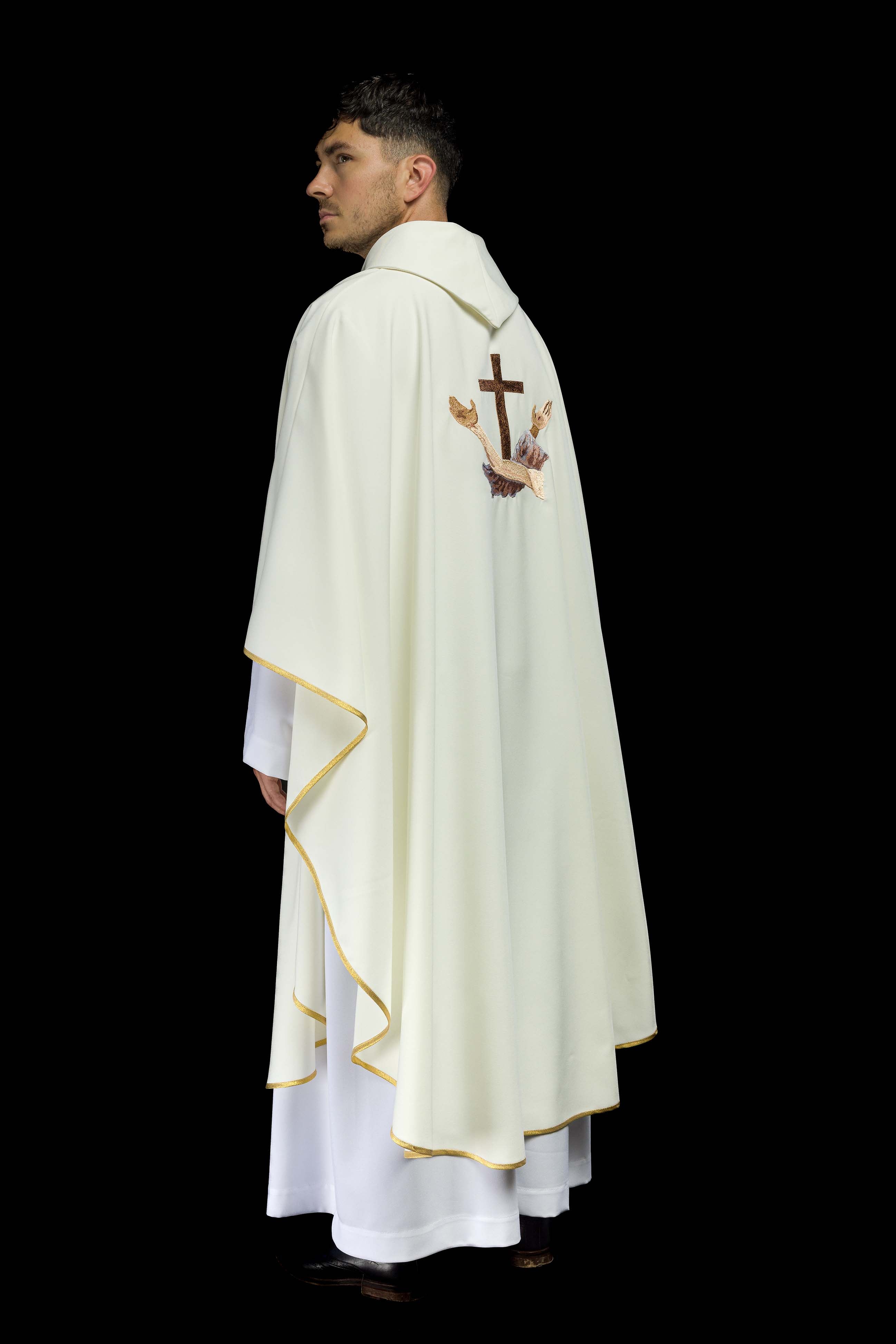 Chasuble liturgique avec croix franciscaine