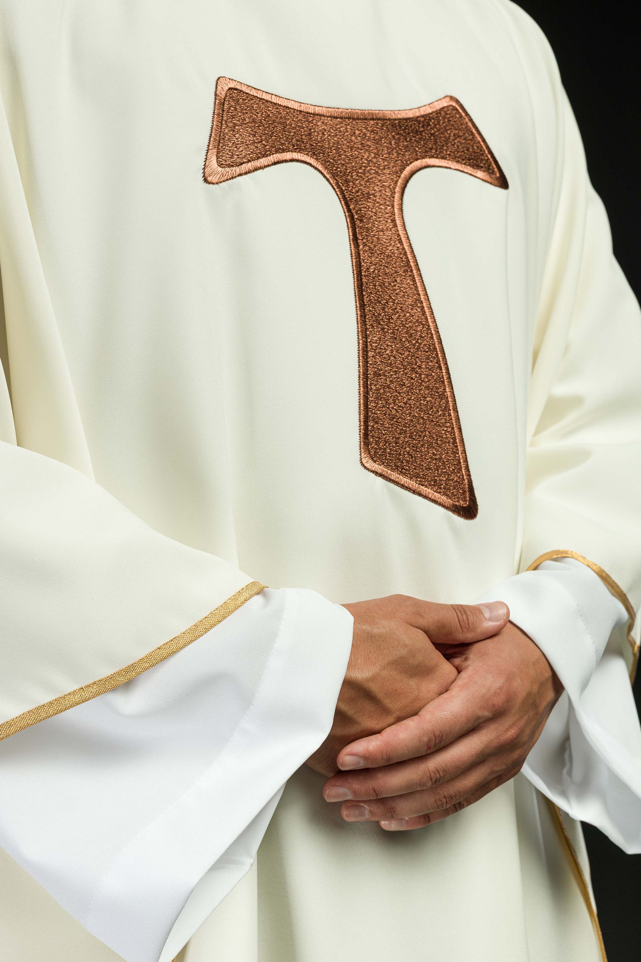 Chasuble liturgique avec croix franciscaine