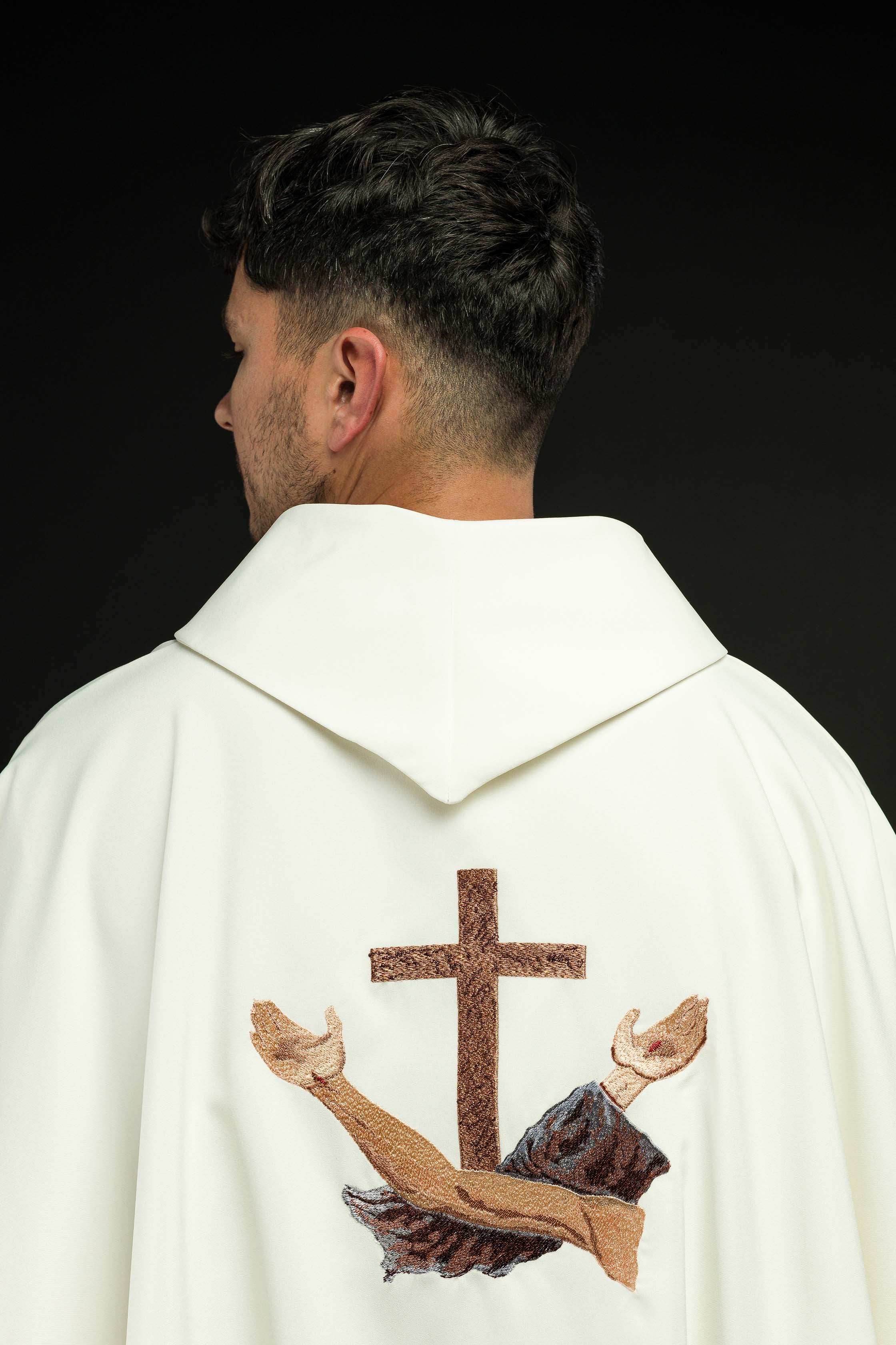 Chasuble liturgique avec croix franciscaine