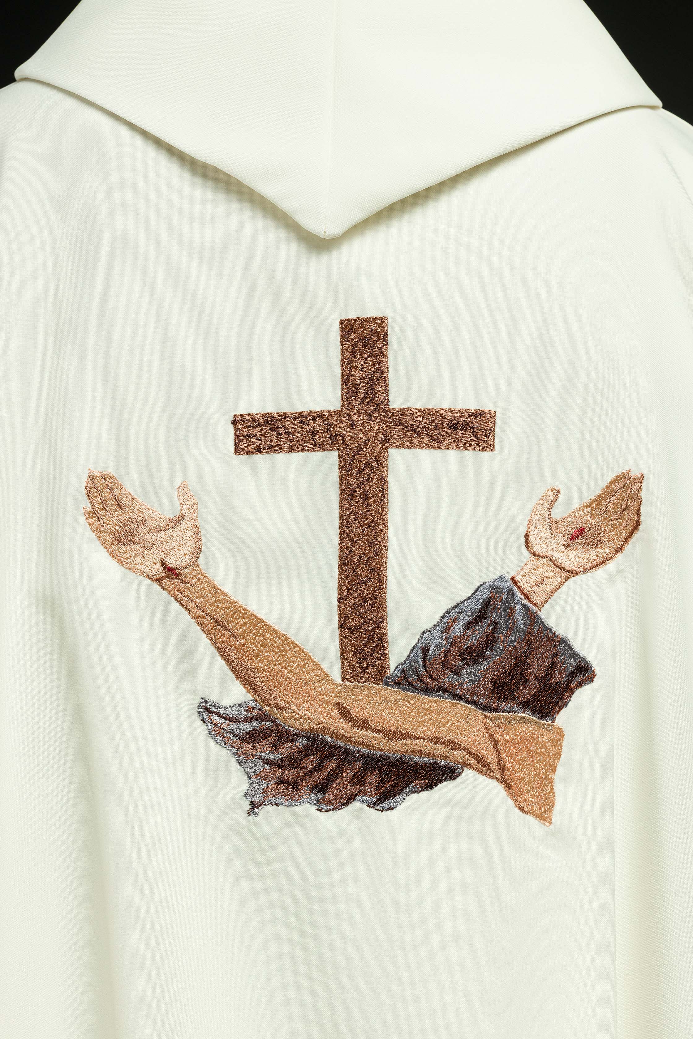 Chasuble liturgique avec croix franciscaine