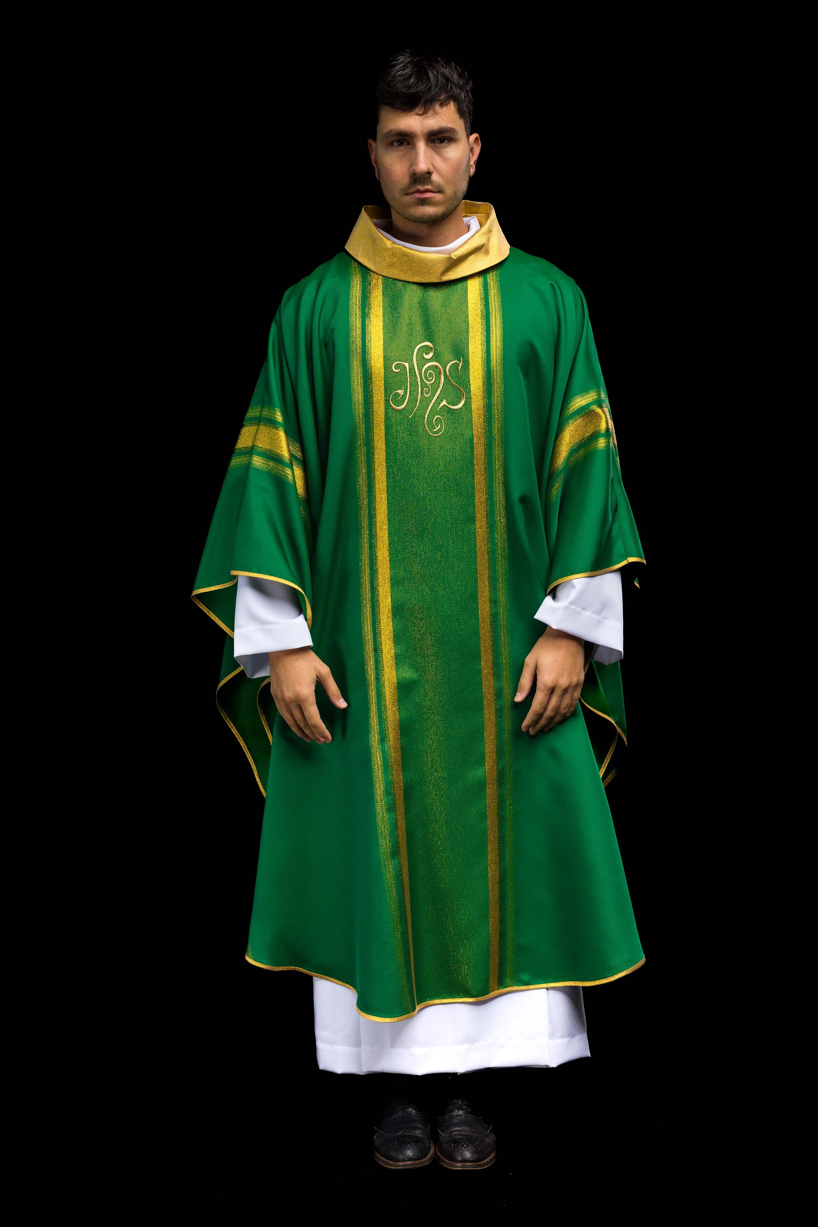 Chasuble brodée verte avec motif IHS avec dorure