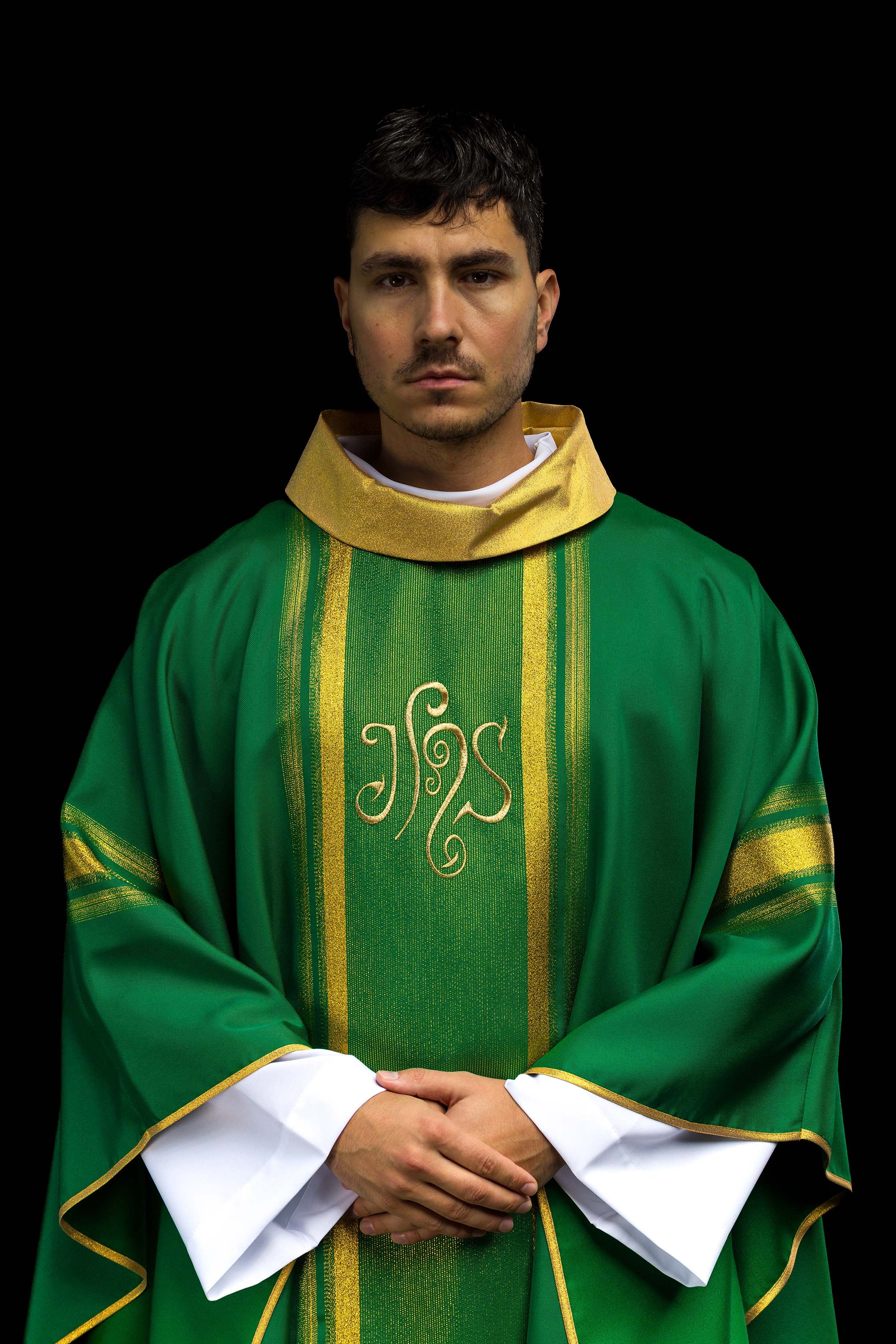 Chasuble brodée verte avec motif IHS avec dorure